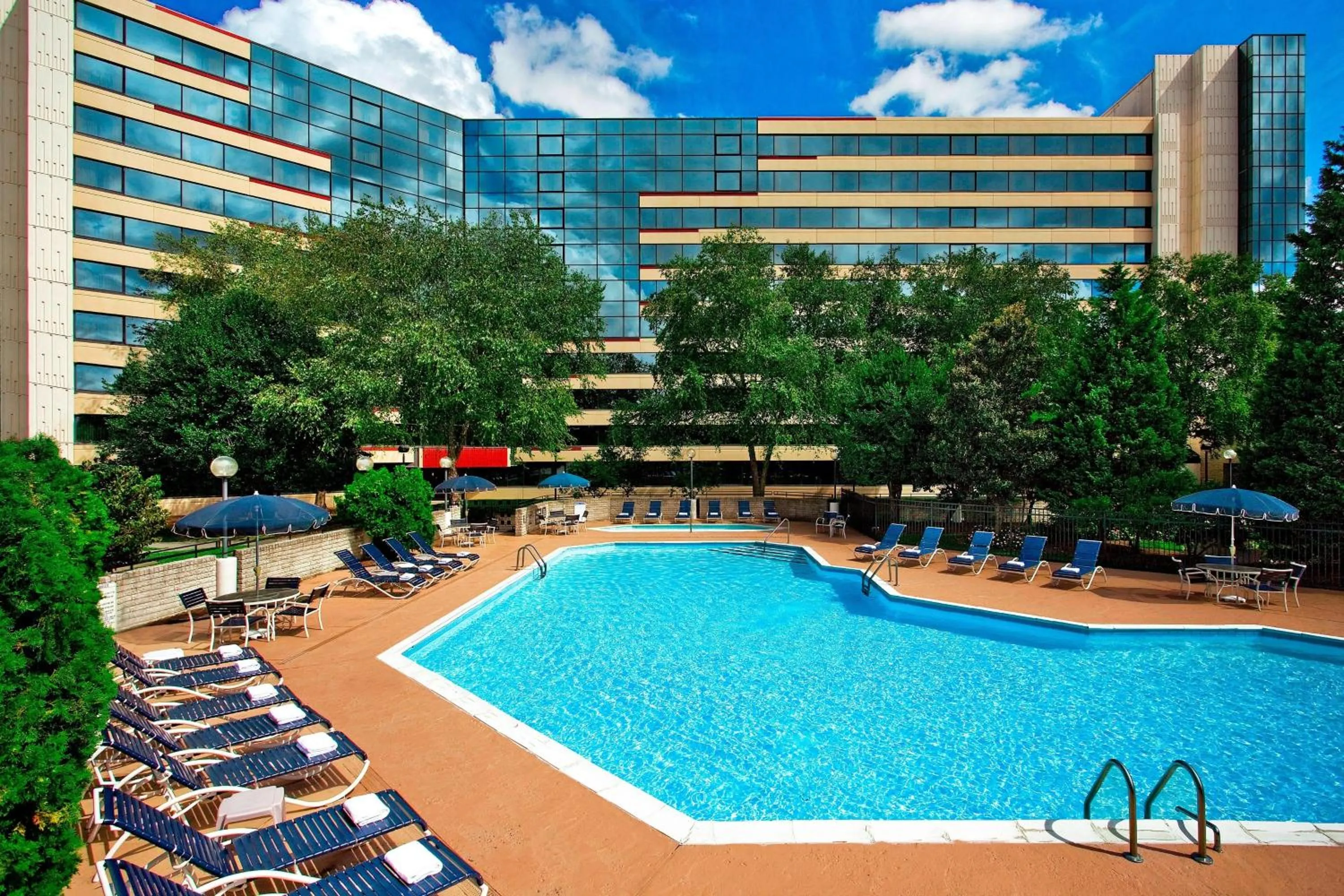 Swimming pool in Sheraton Imperial Hotel Raleigh-Durham Airport at Research Triangle Park