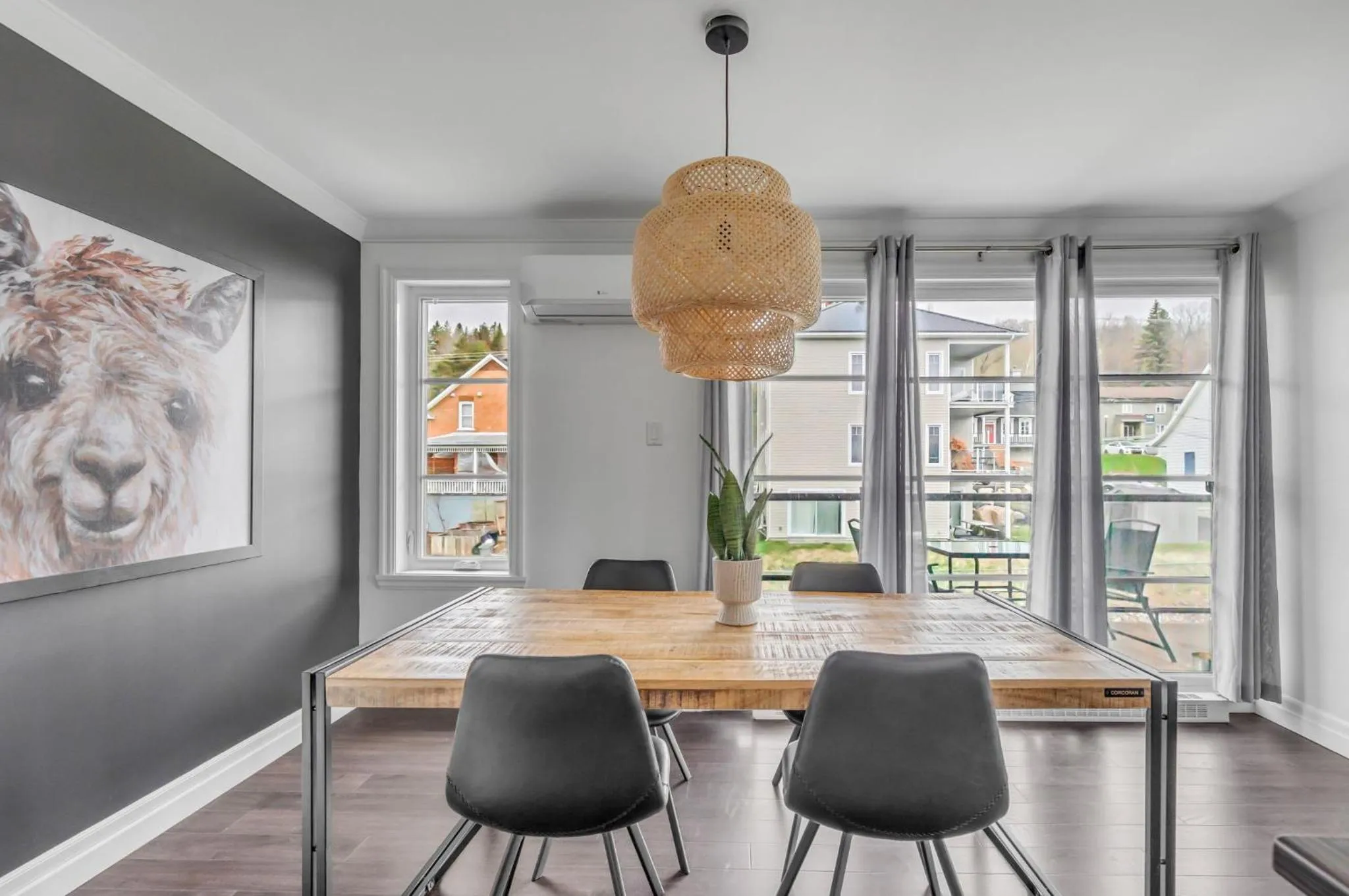 Dining area in INITIAL - HORIZON - Chutes-Montmorency