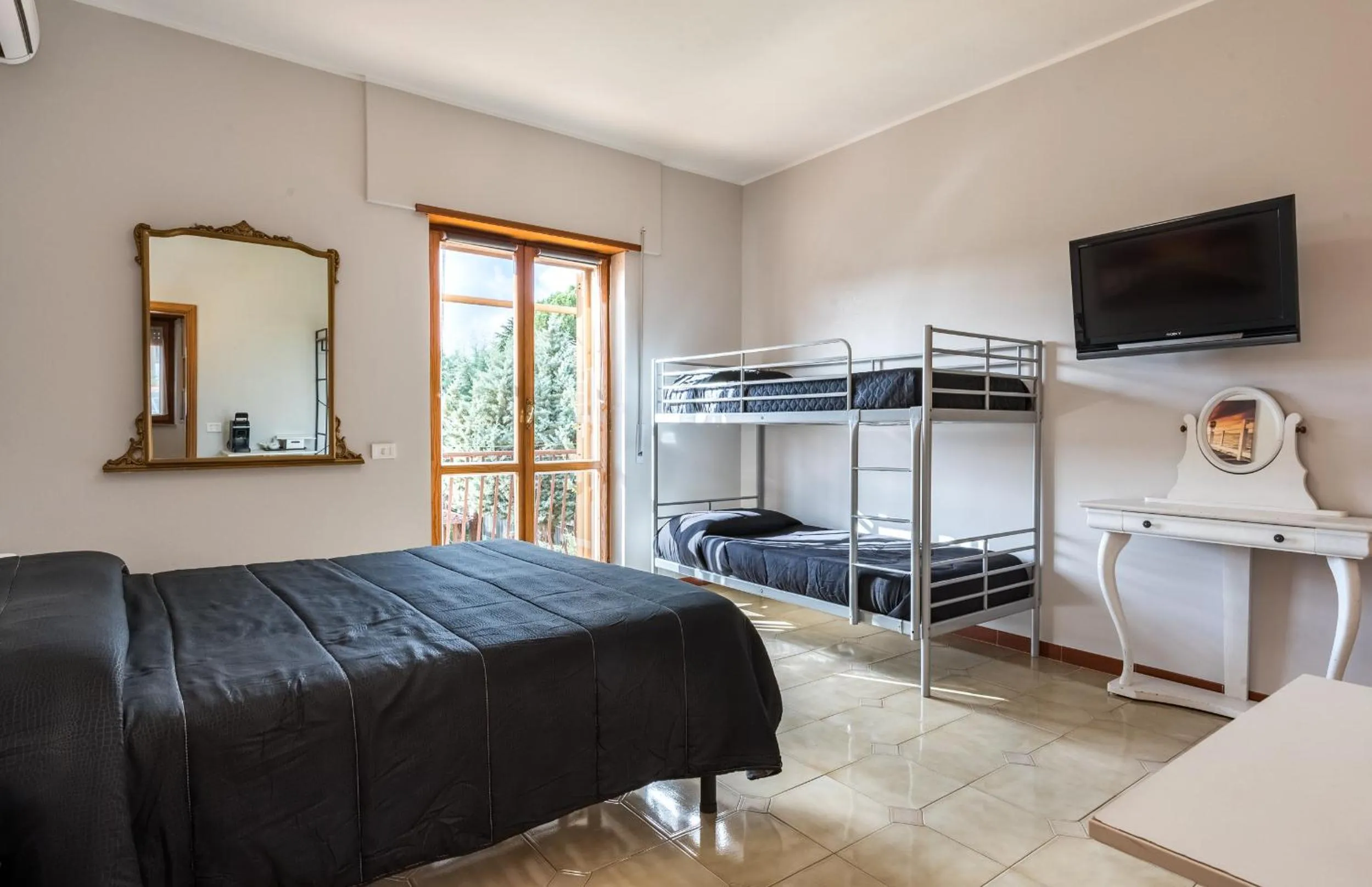 Bed in Travelershome Ciampino&Morena GuestHouse