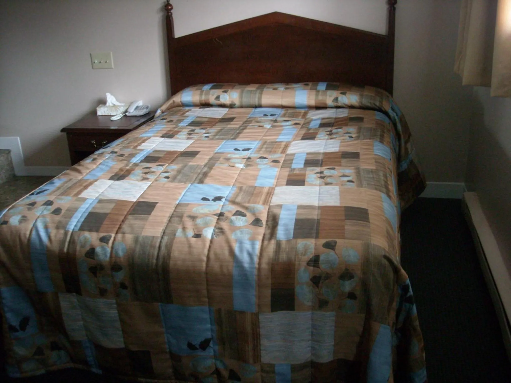 Bed in Grand Motel Saint-Hubert