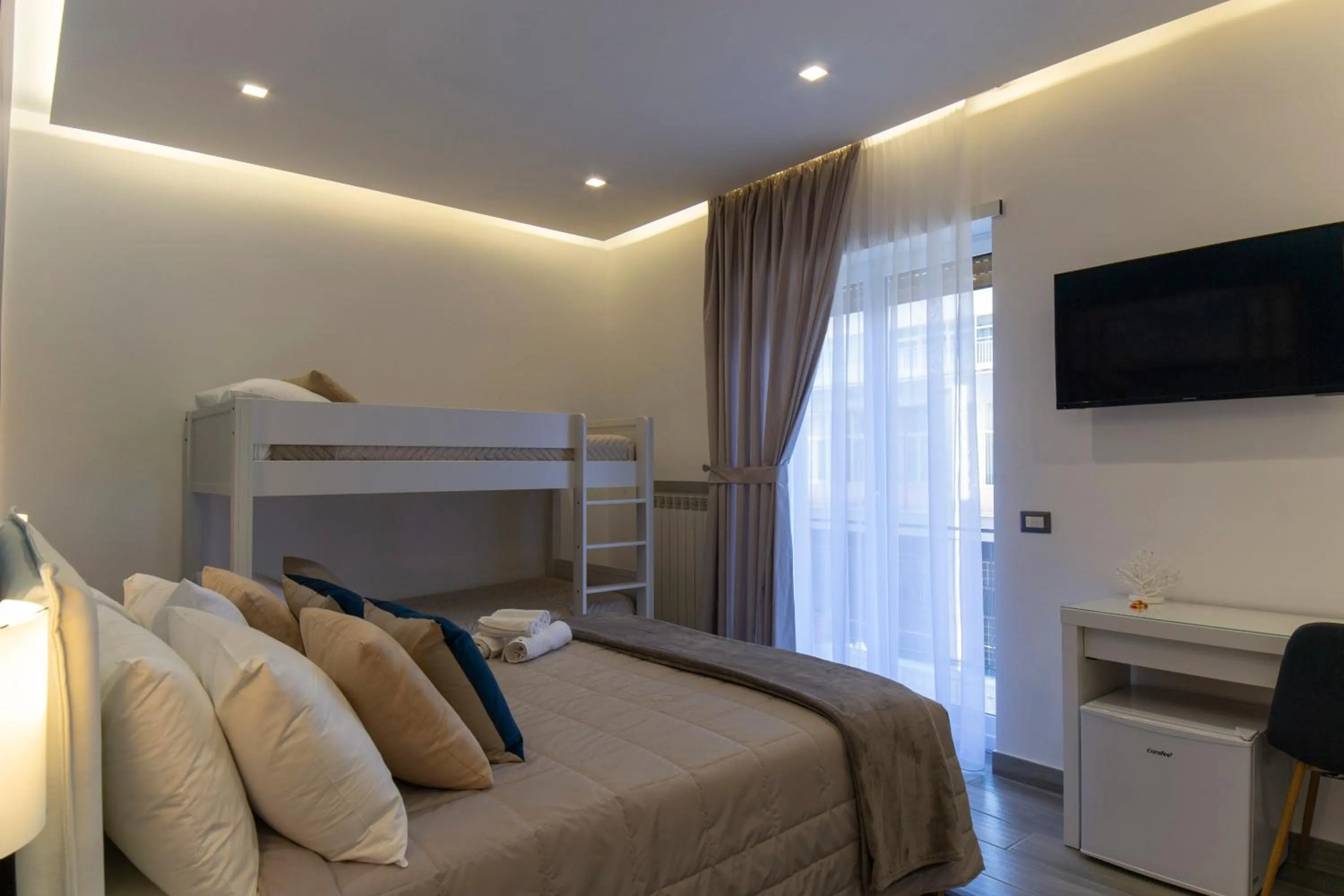 Communal lounge/ TV room, Bed in B&B Maremy... I 4 Elementi