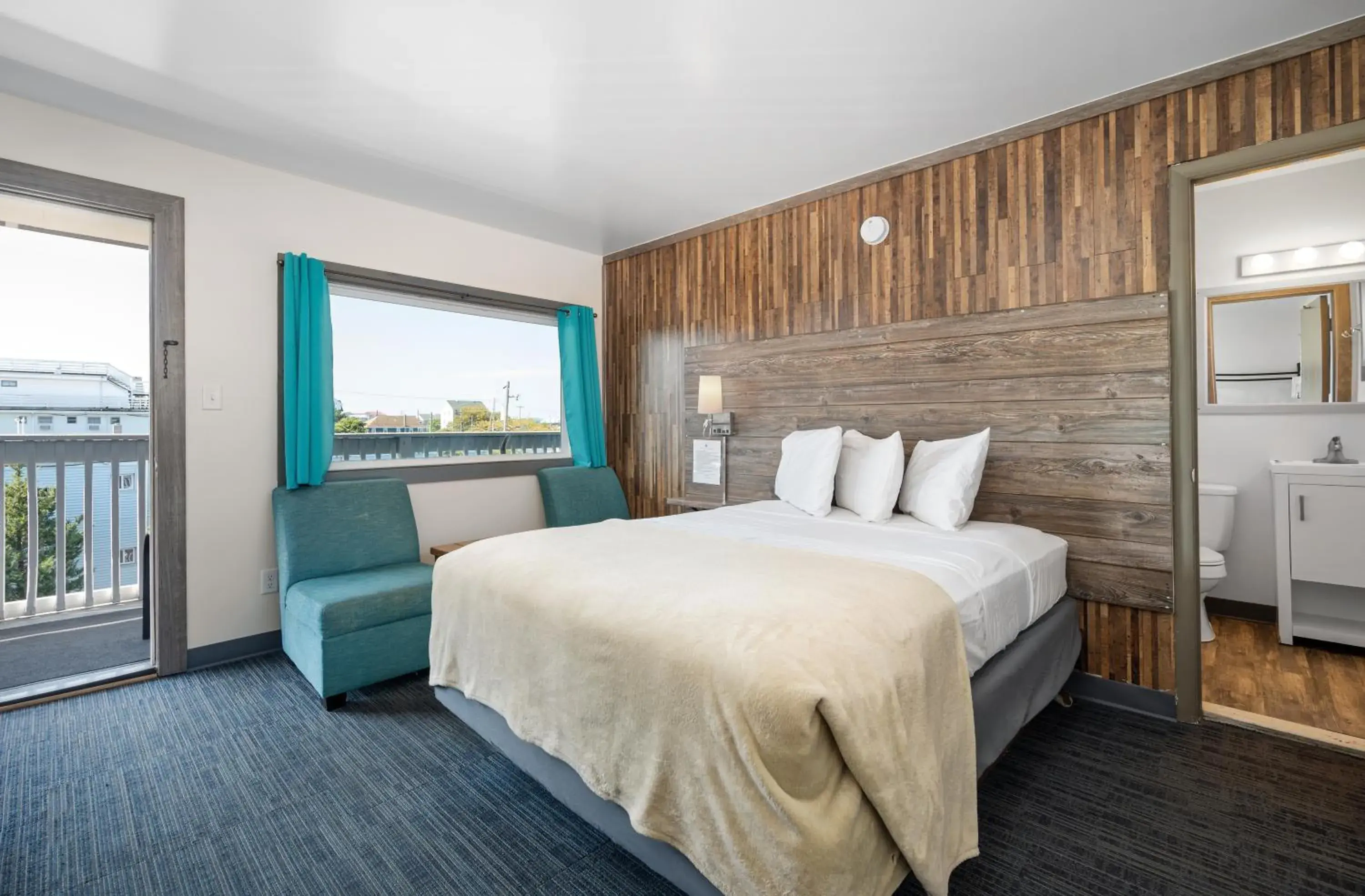 Queen Room in Beach Bum Inn Queen Room in Beach Bum Inn