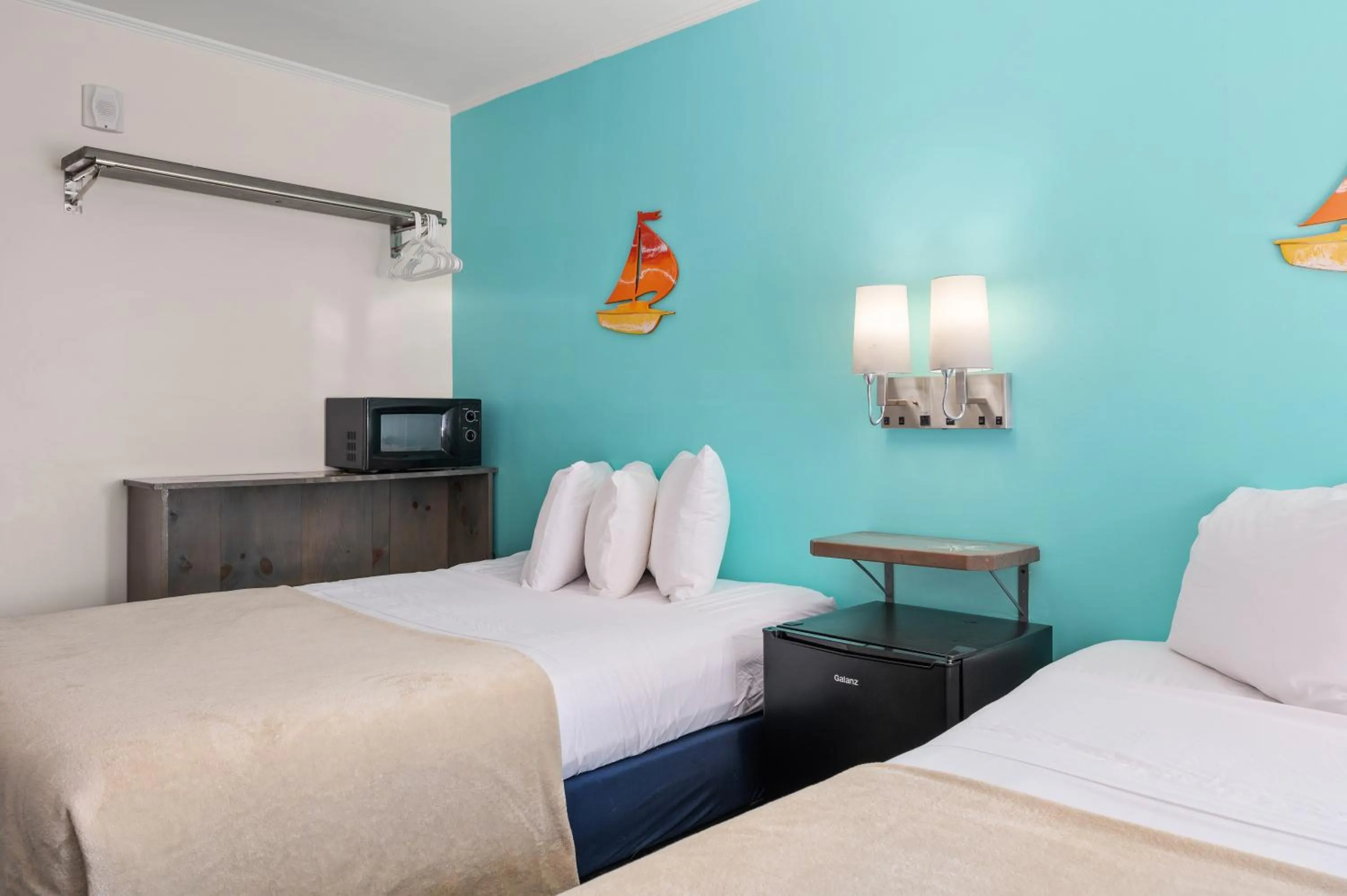 Bedroom, Bed in Beach Bum Inn