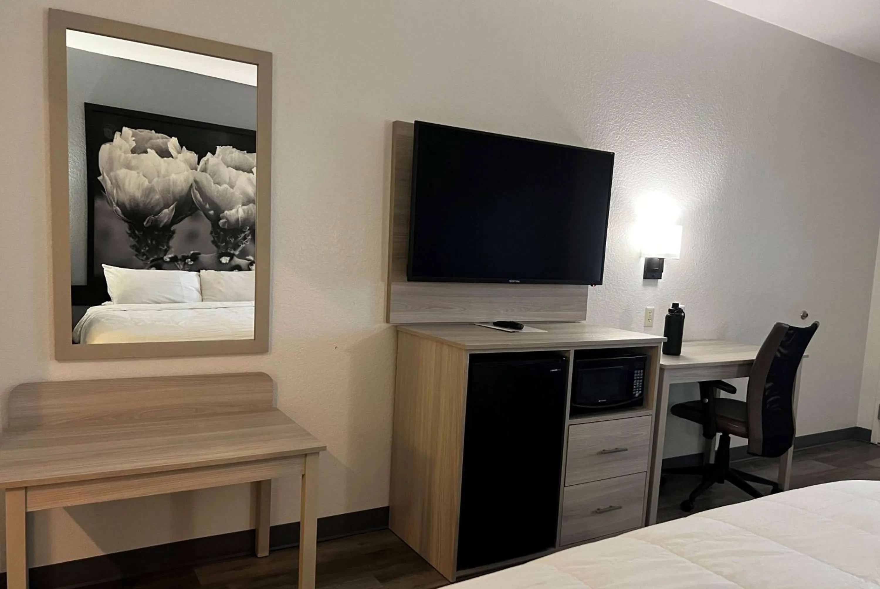 Photo of the whole room, Bed in Super 8 by Wyndham Rosenberg TX