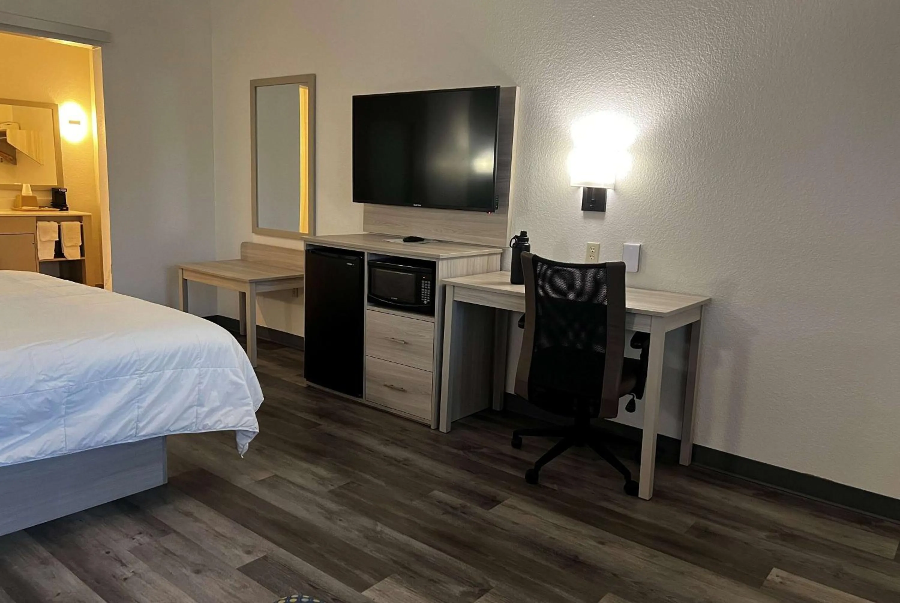 Photo of the whole room, Bed in Super 8 by Wyndham Rosenberg TX