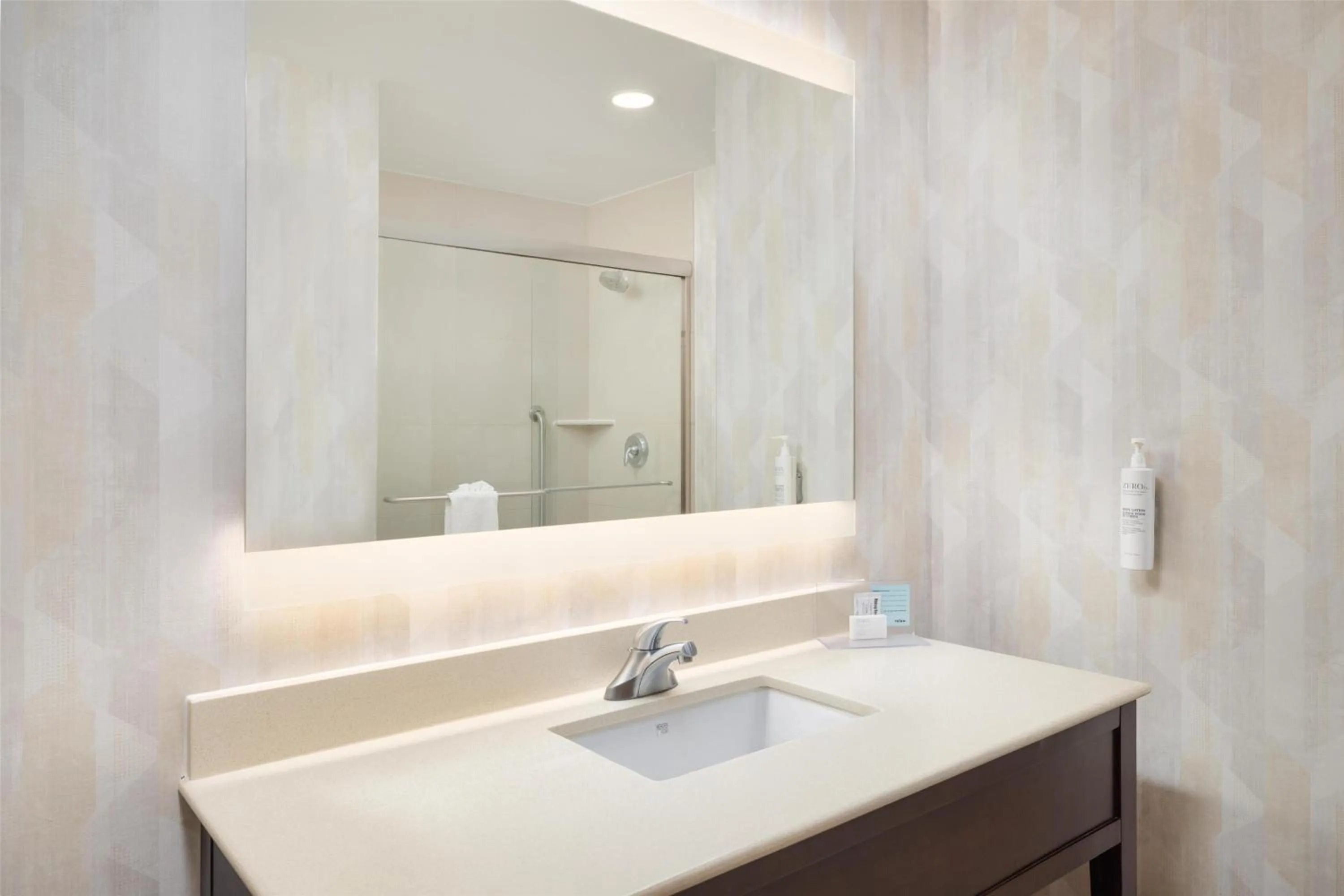 Bathroom in Hampton Inn Chattanooga West/Lookout Mountain