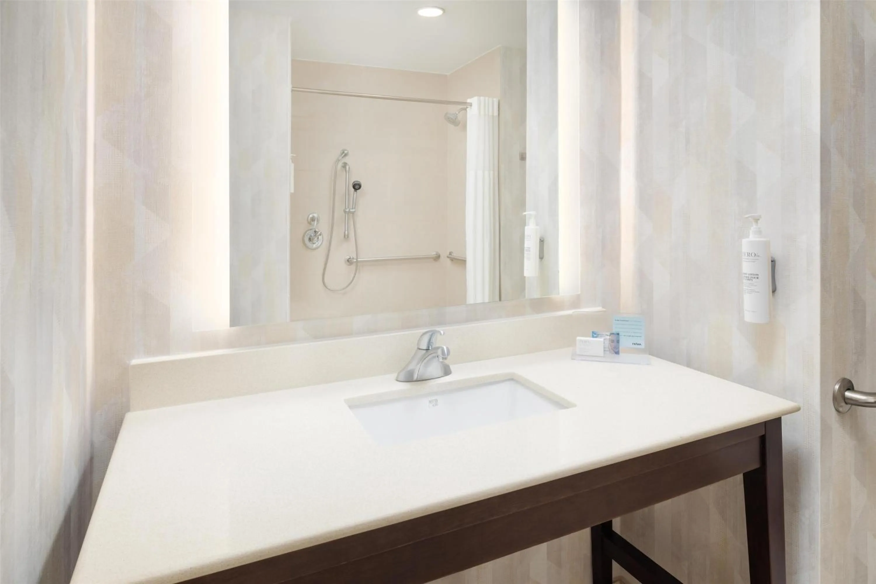 Bathroom in Hampton Inn Chattanooga West/Lookout Mountain