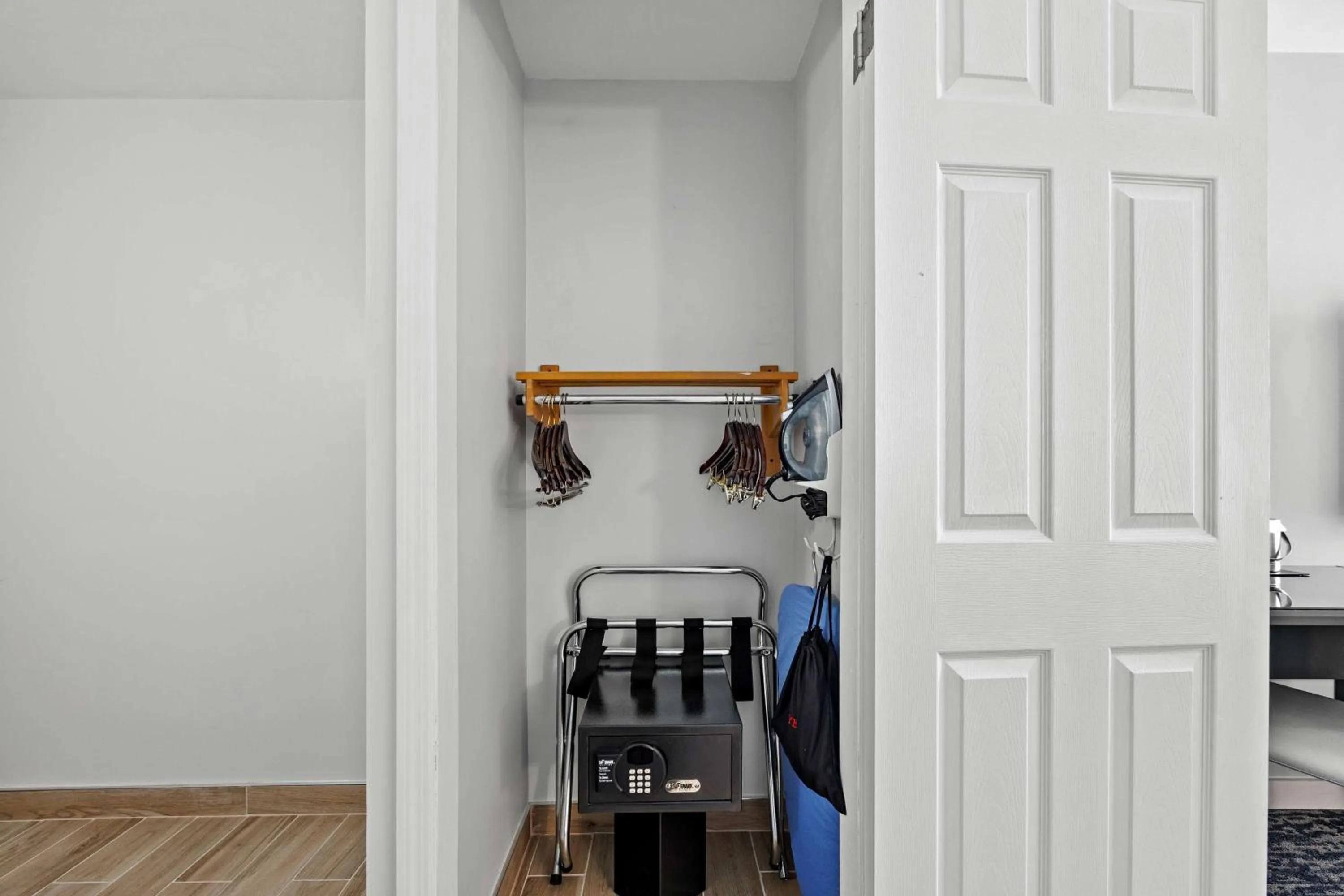 Photo of the whole room in Radisson Hotel JFK Airport