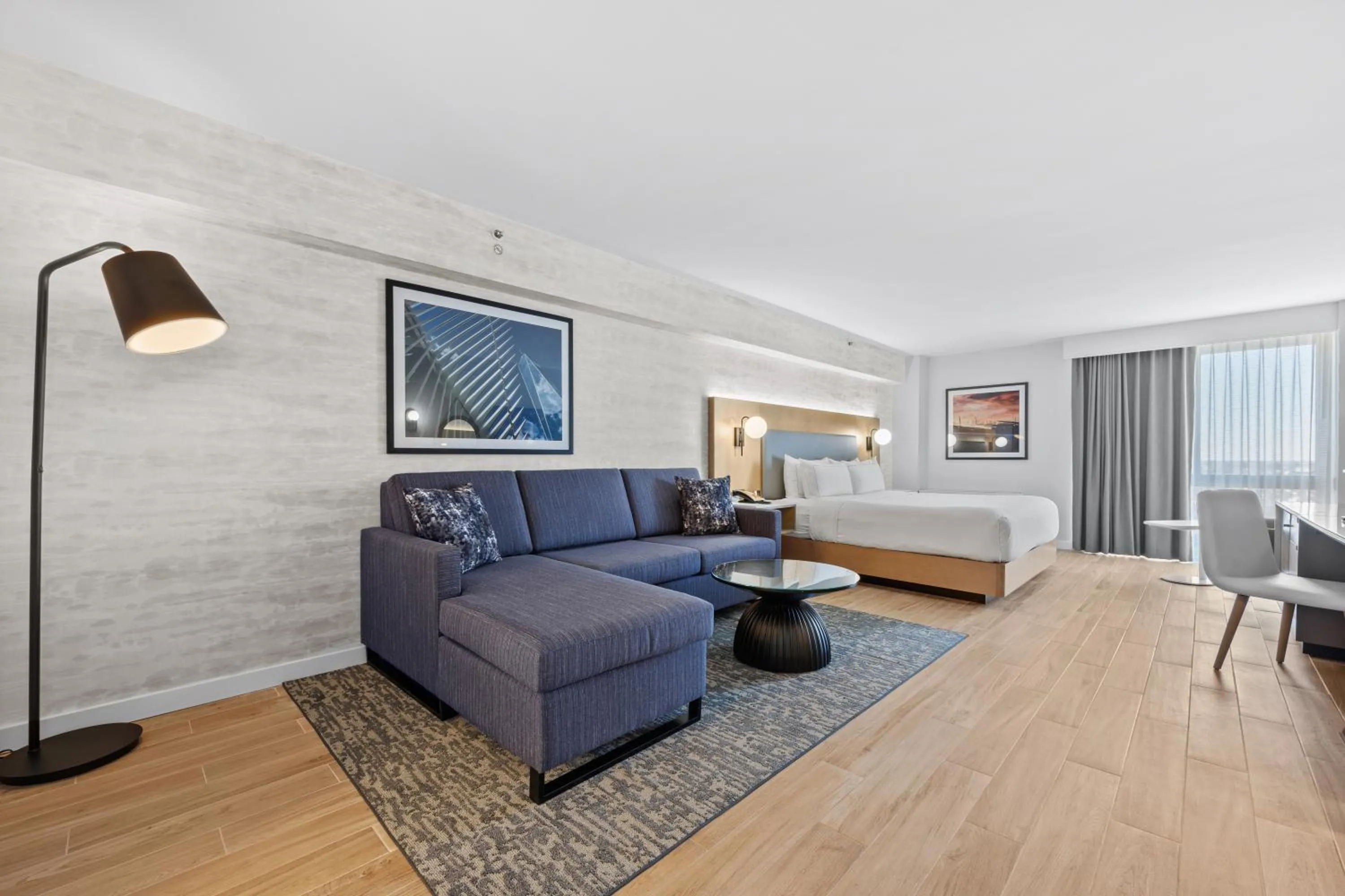 Photo of the whole room in Radisson Hotel JFK Airport