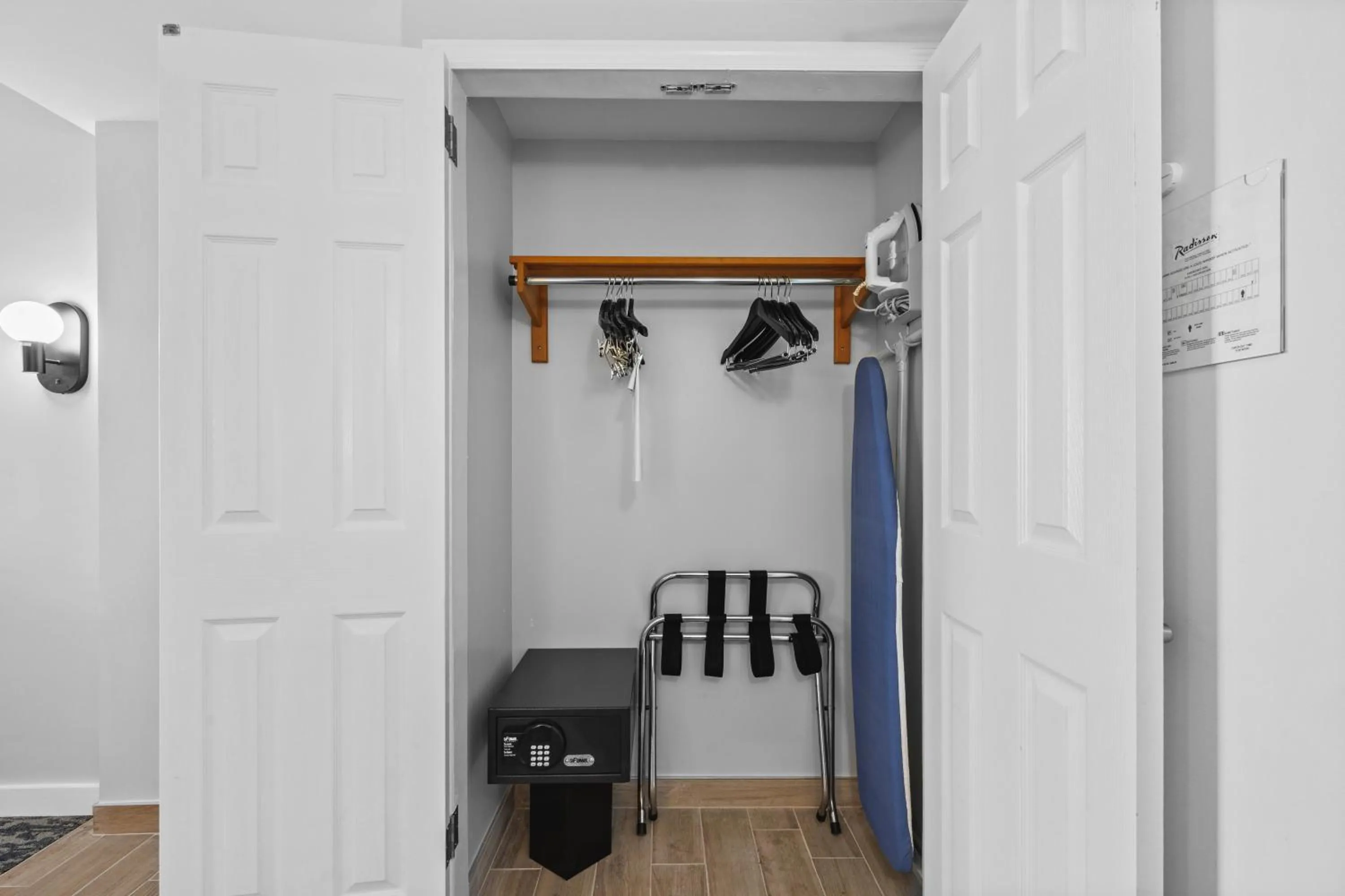 wardrobe in Radisson Hotel JFK Airport