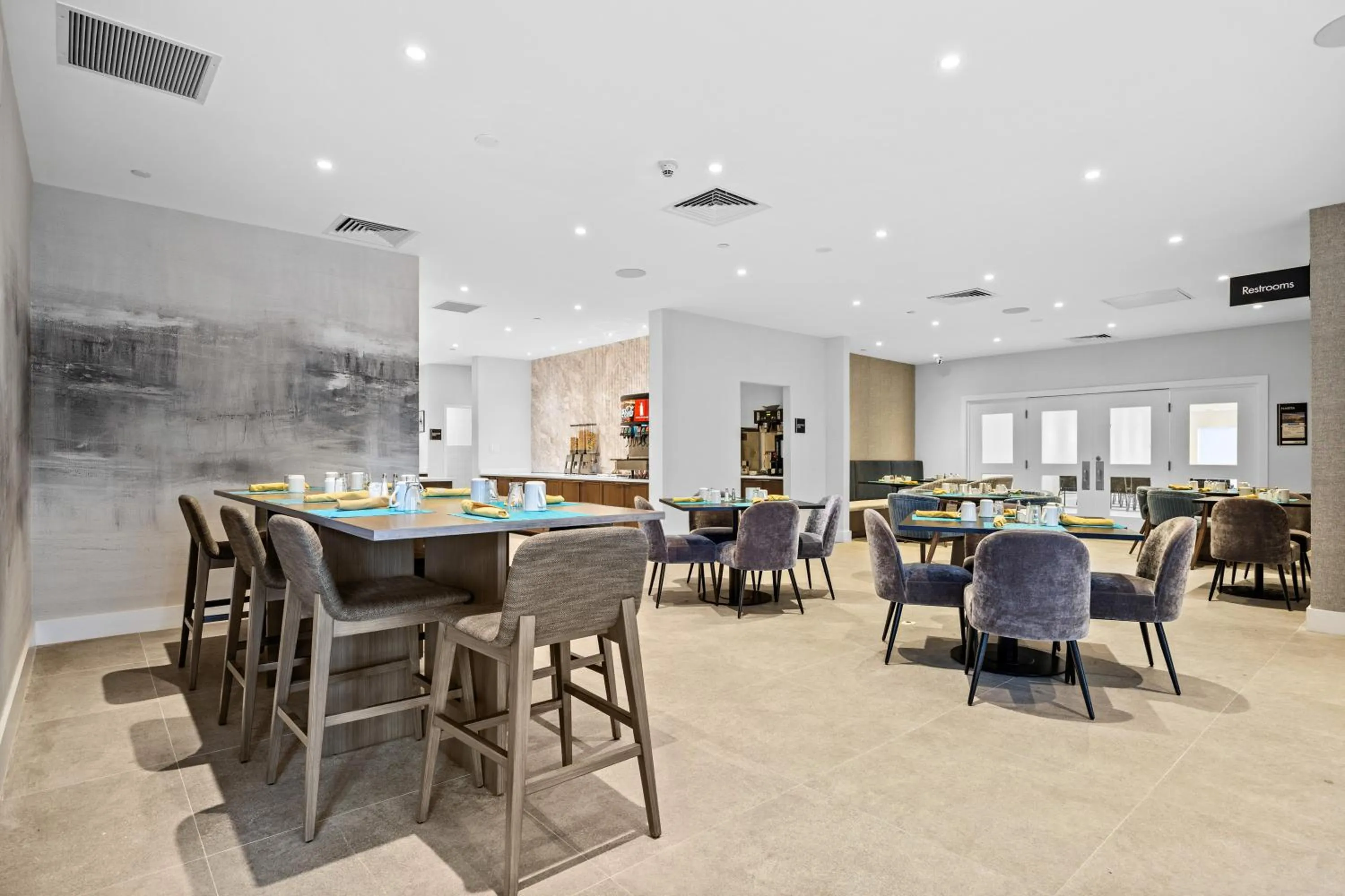 Restaurant/places to eat in Radisson Hotel JFK Airport