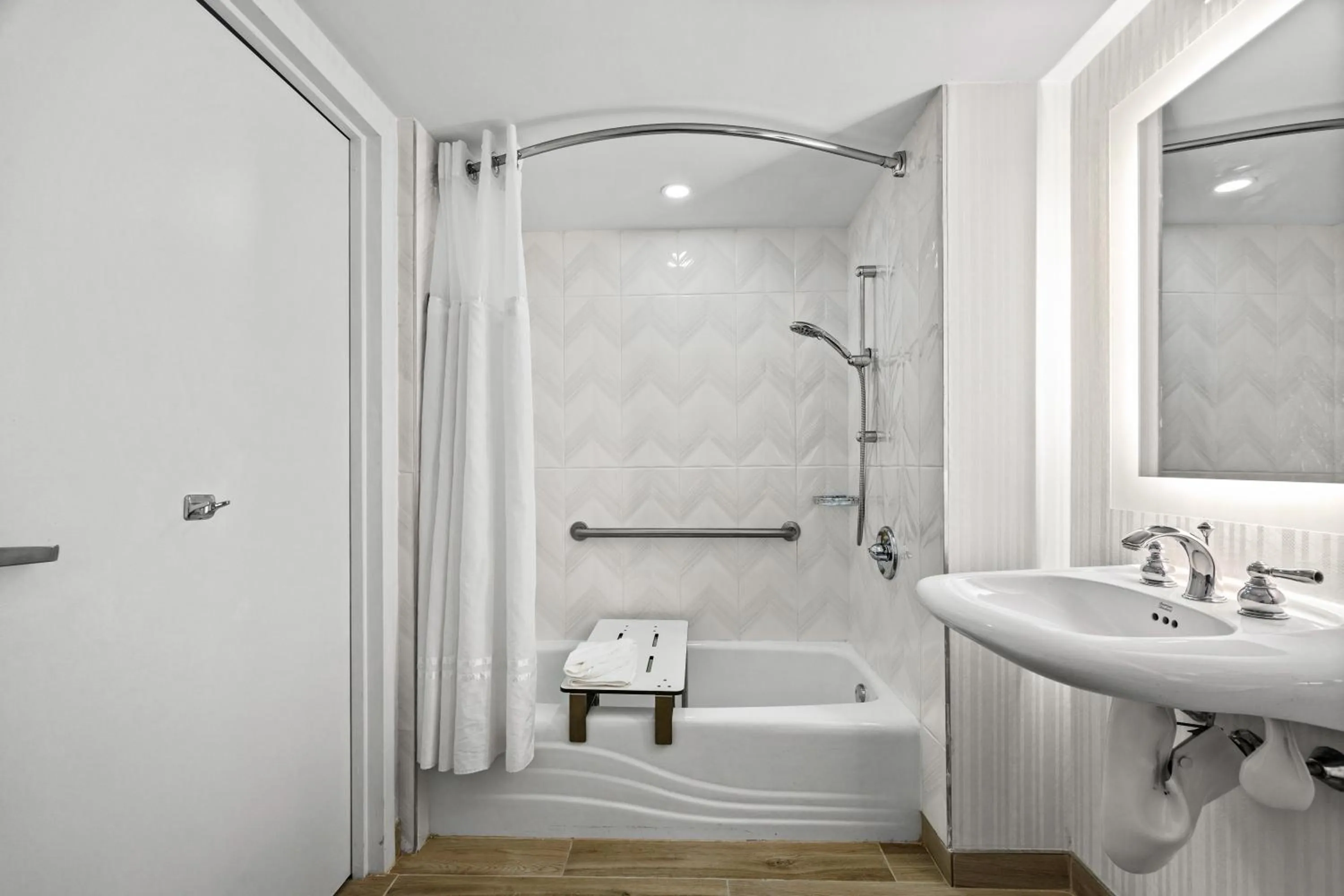 Bath in Radisson Hotel JFK Airport