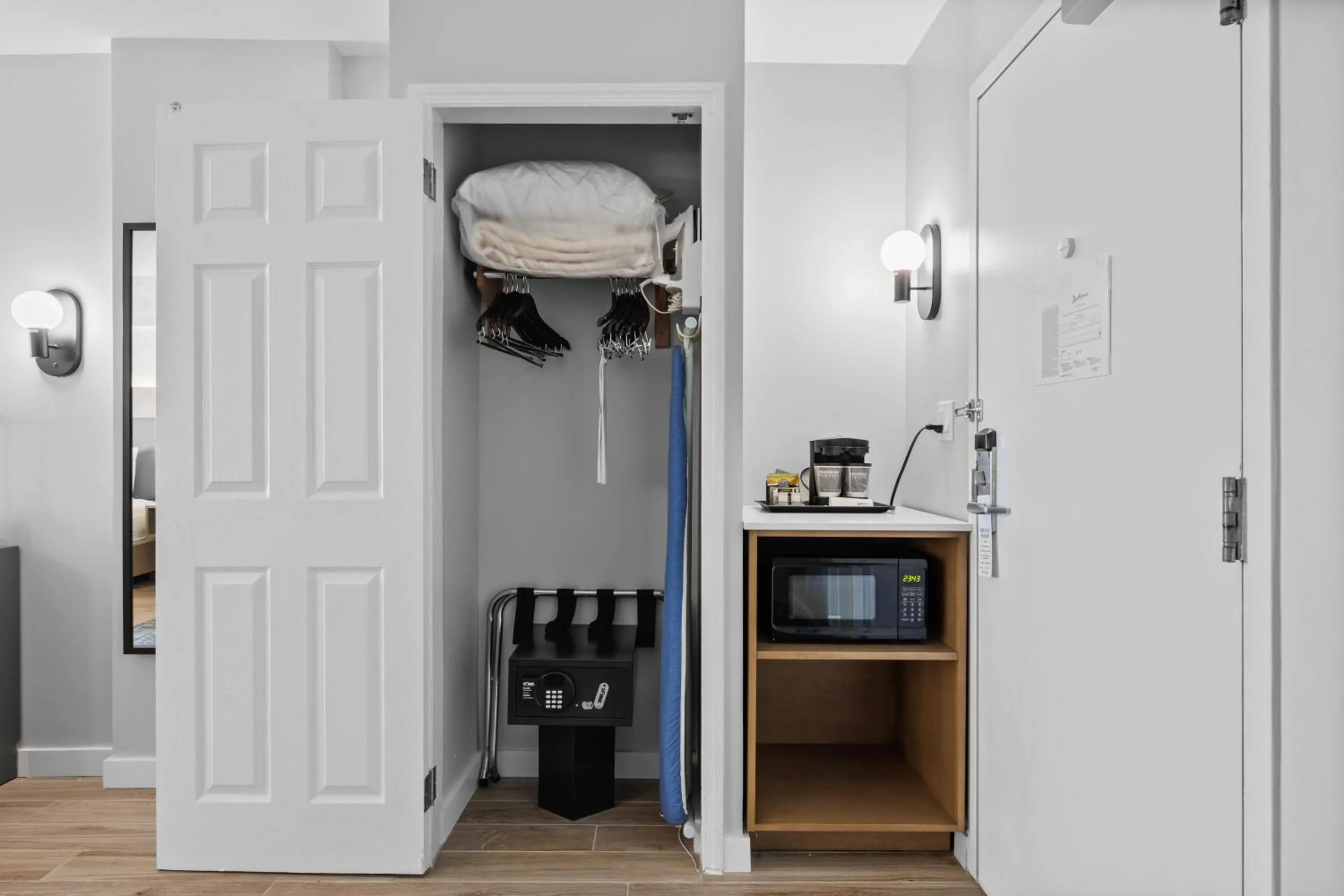 microwave in Radisson Hotel JFK Airport