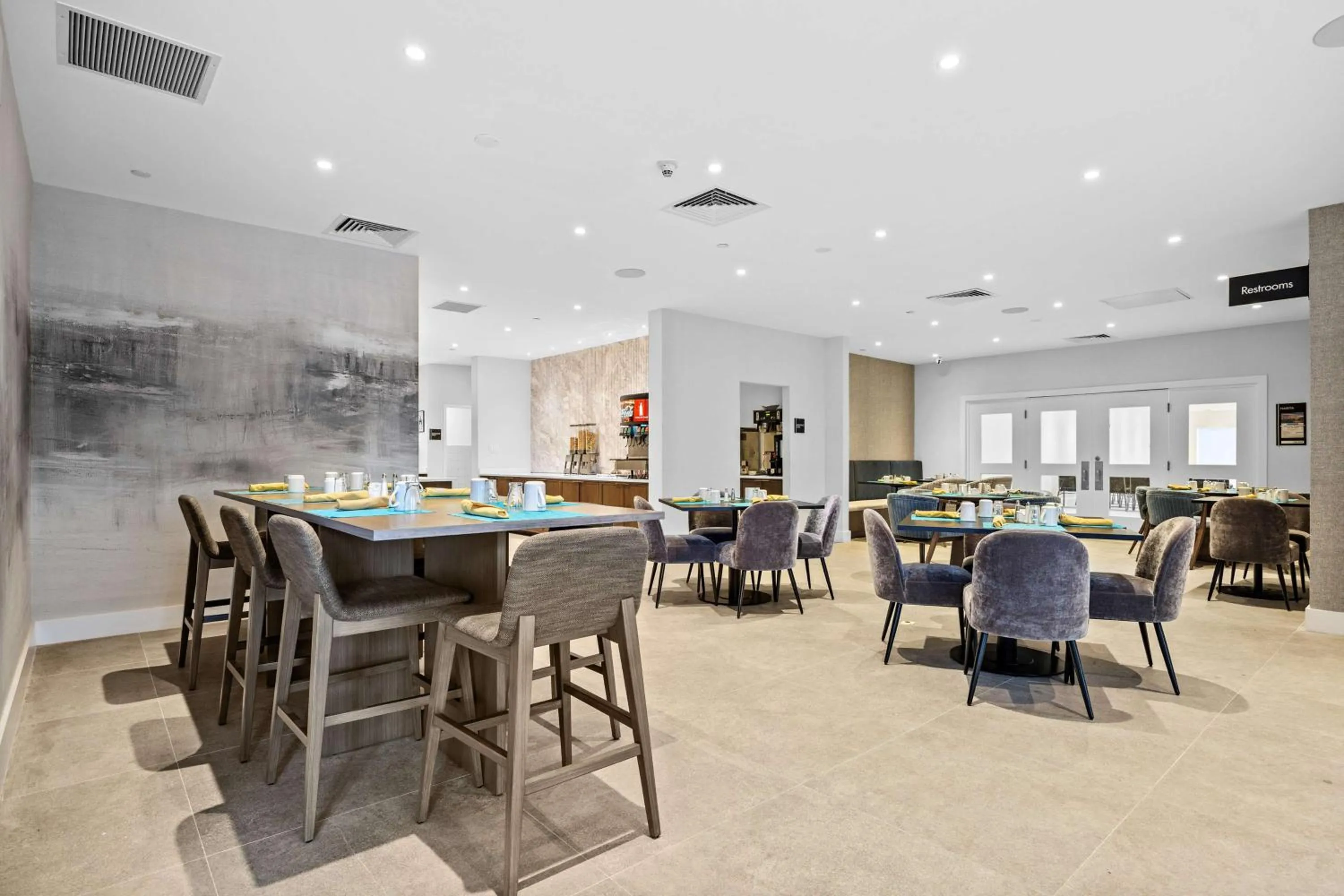 Restaurant/places to eat in Radisson Hotel JFK Airport