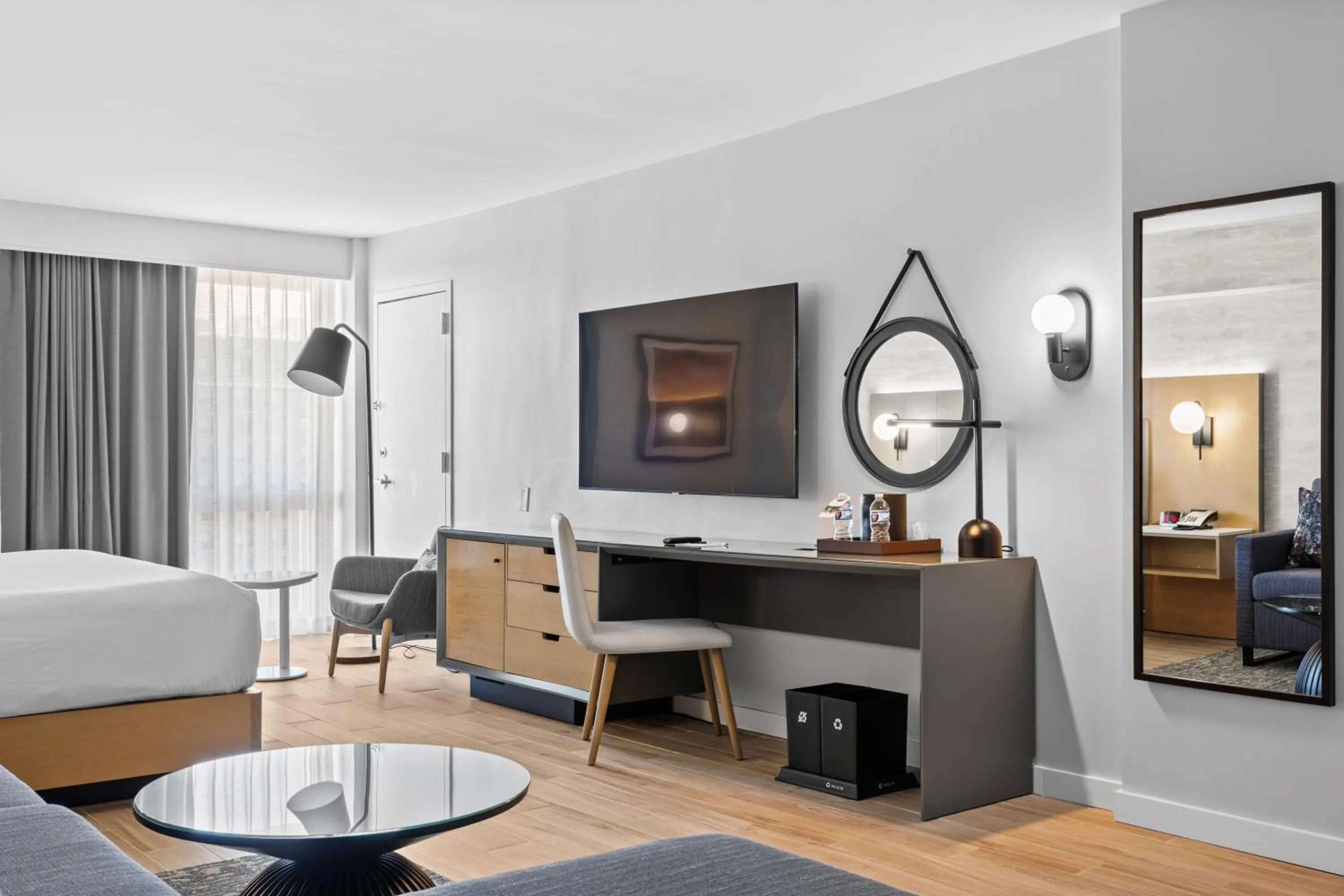 Seating area, Bed in Radisson Hotel JFK Airport