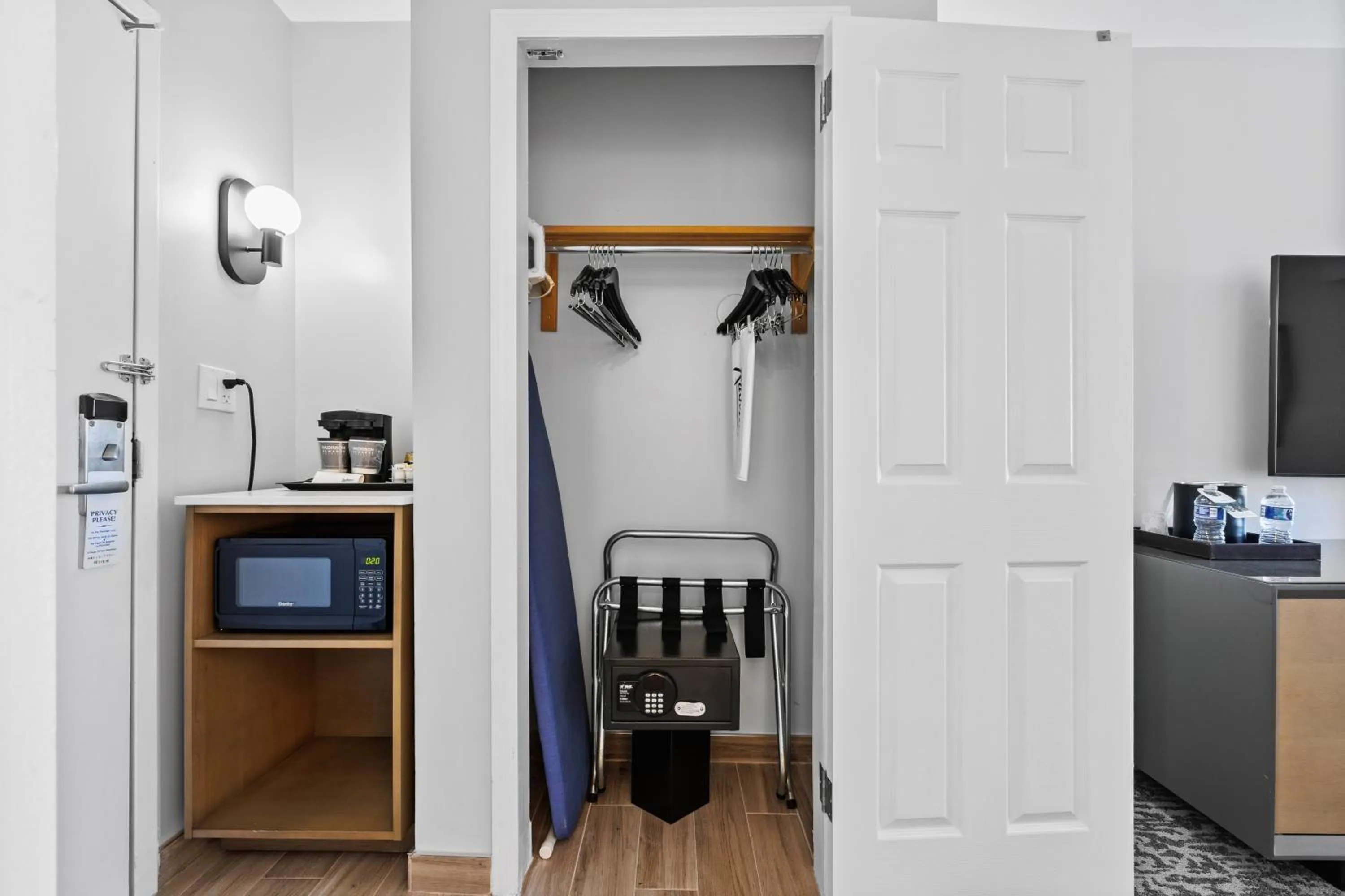 flat iron in Radisson Hotel JFK Airport