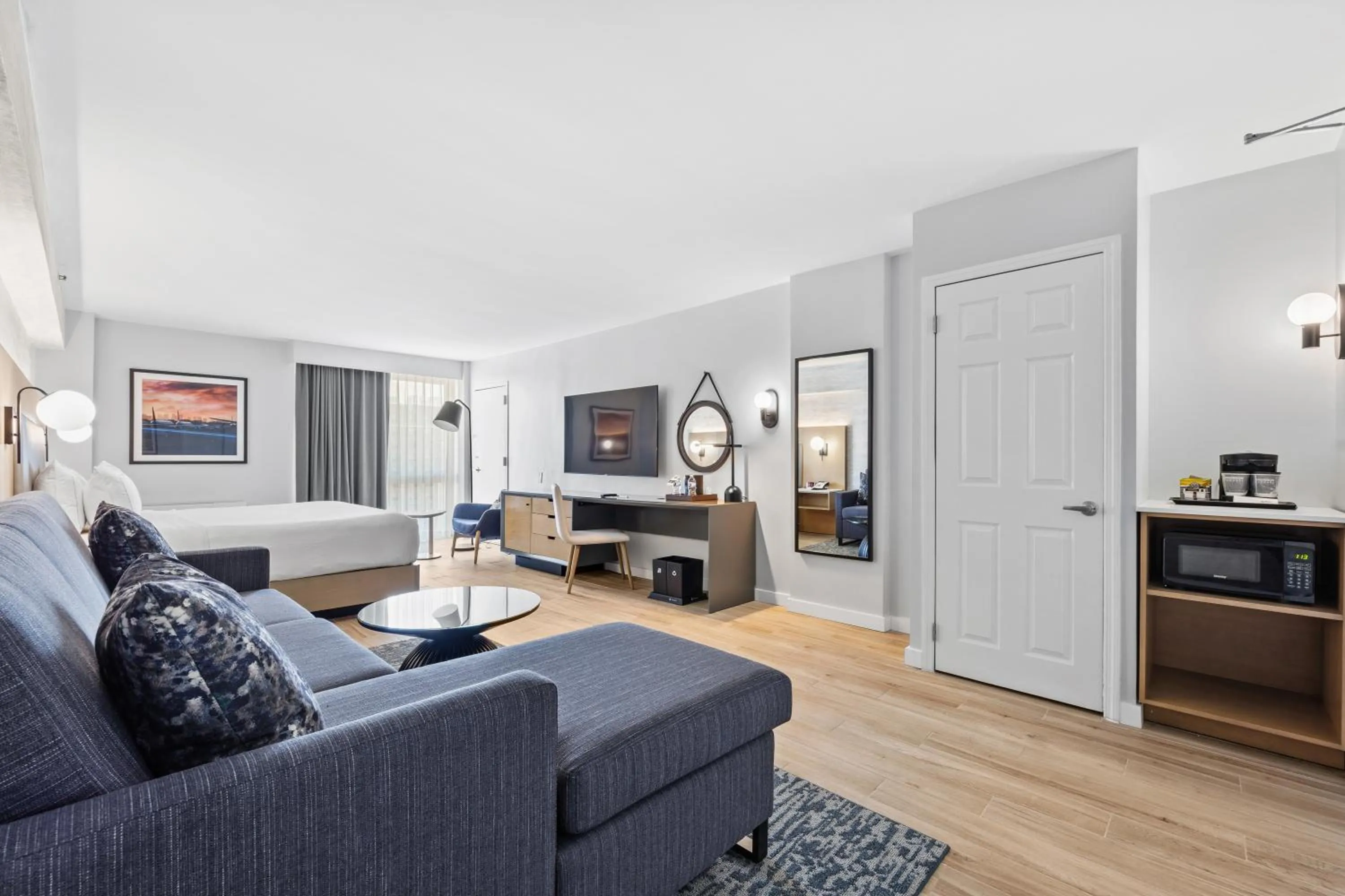 Photo of the whole room in Radisson Hotel JFK Airport