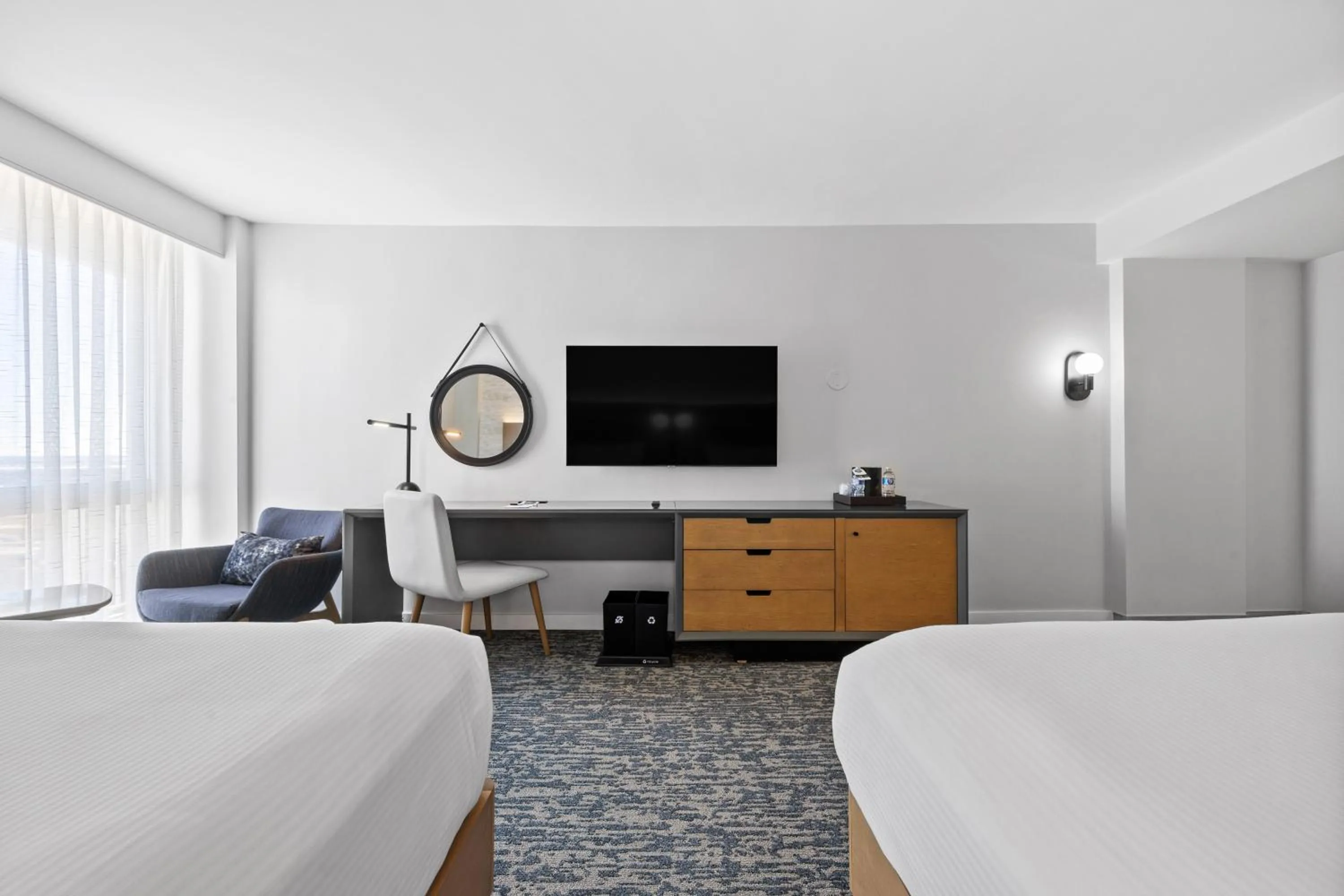 Photo of the whole room, Bed in Radisson Hotel JFK Airport