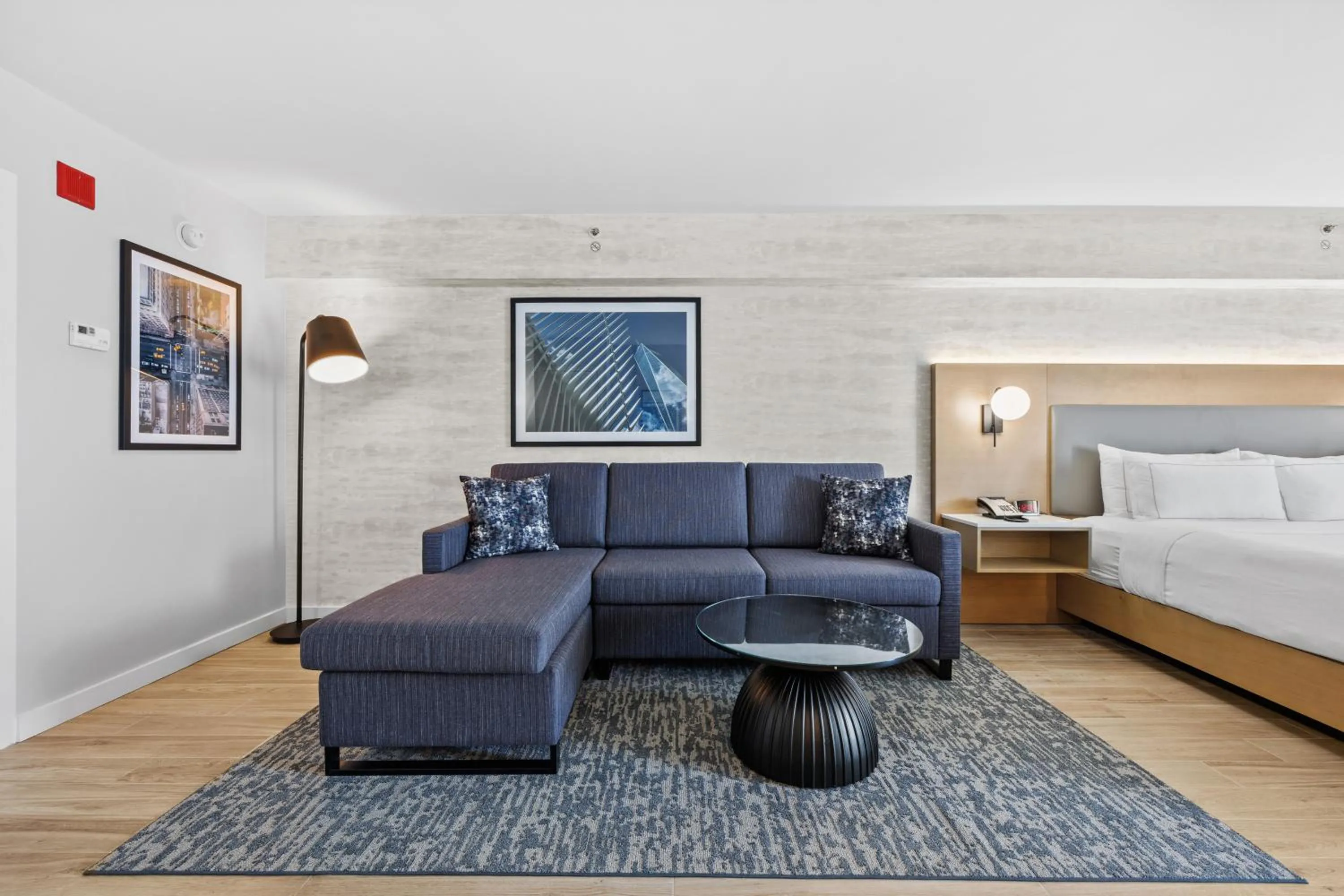 Seating area, Bed in Radisson Hotel JFK Airport