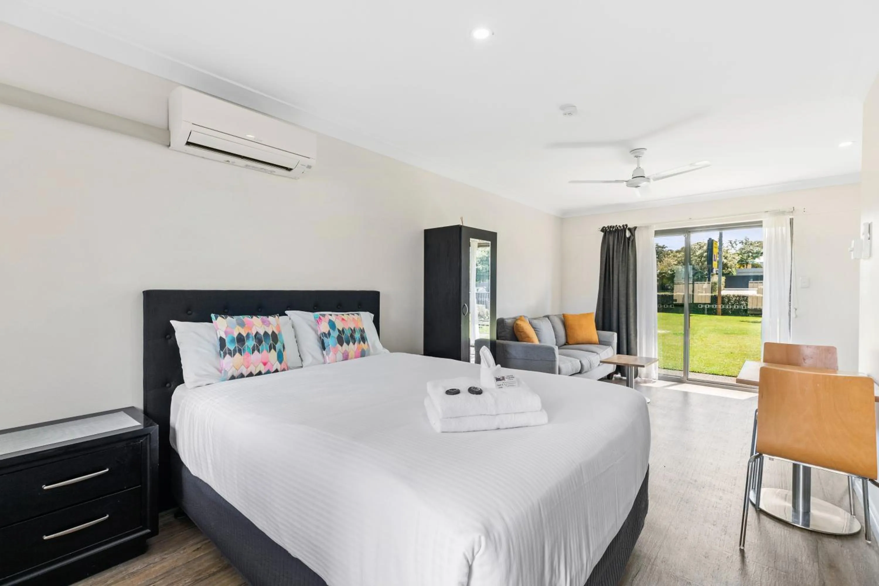 Bed in Lemon Tree Passage Motel