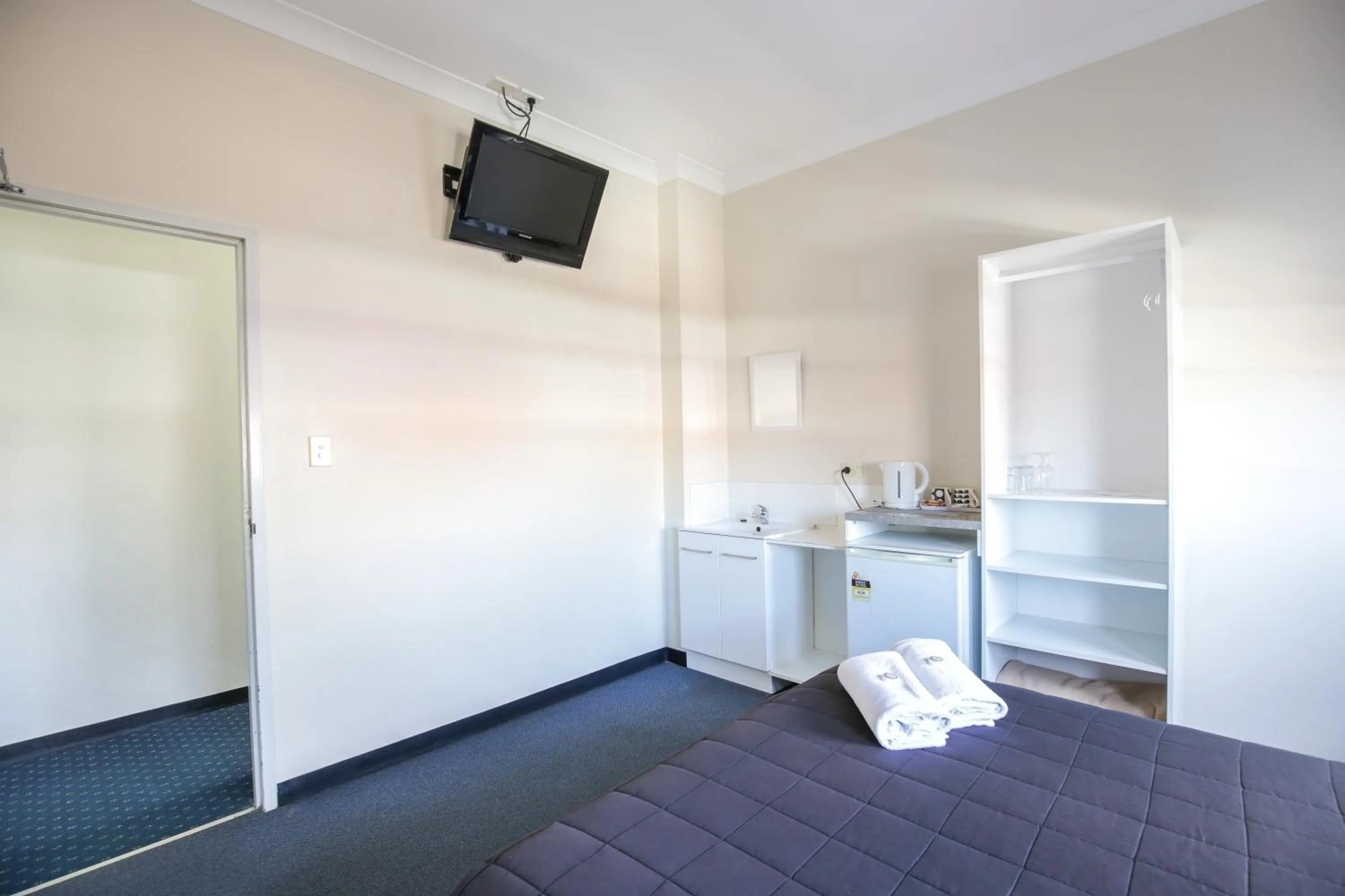 Other, Bed in Bayview Hotel Woy Woy