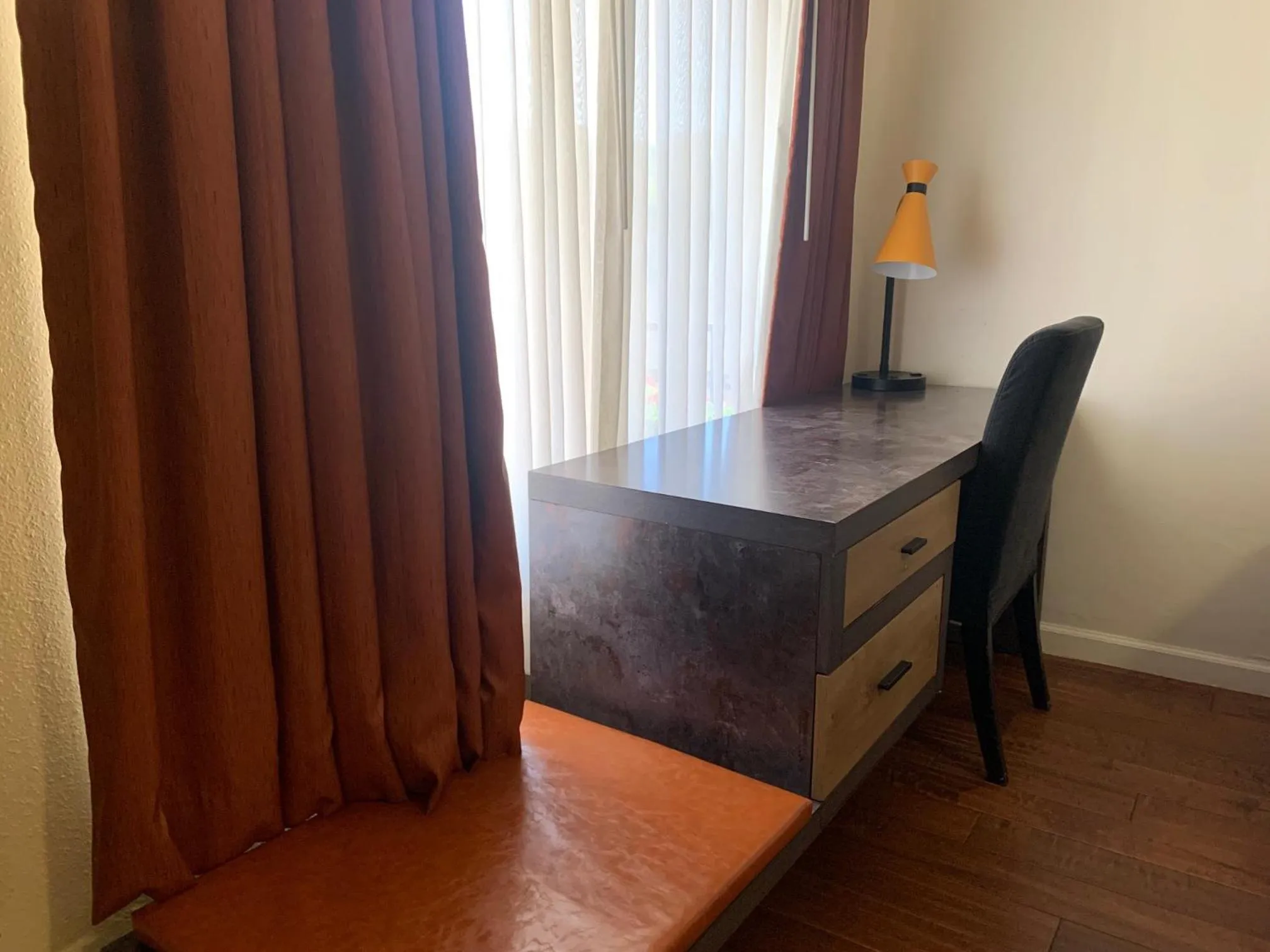 Seating area in Oasis Inn and Suites