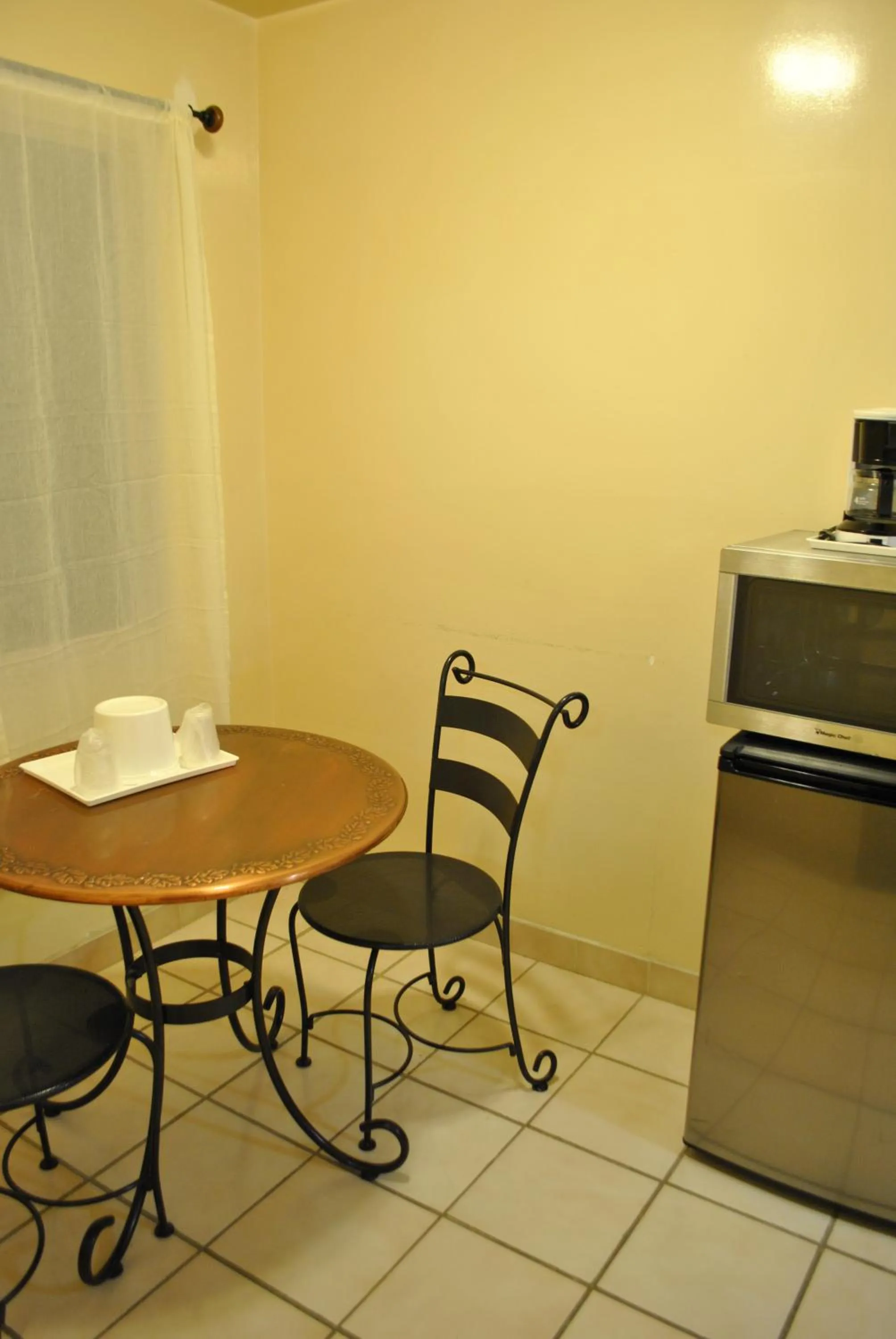 Dining area in Oasis Inn and Suites