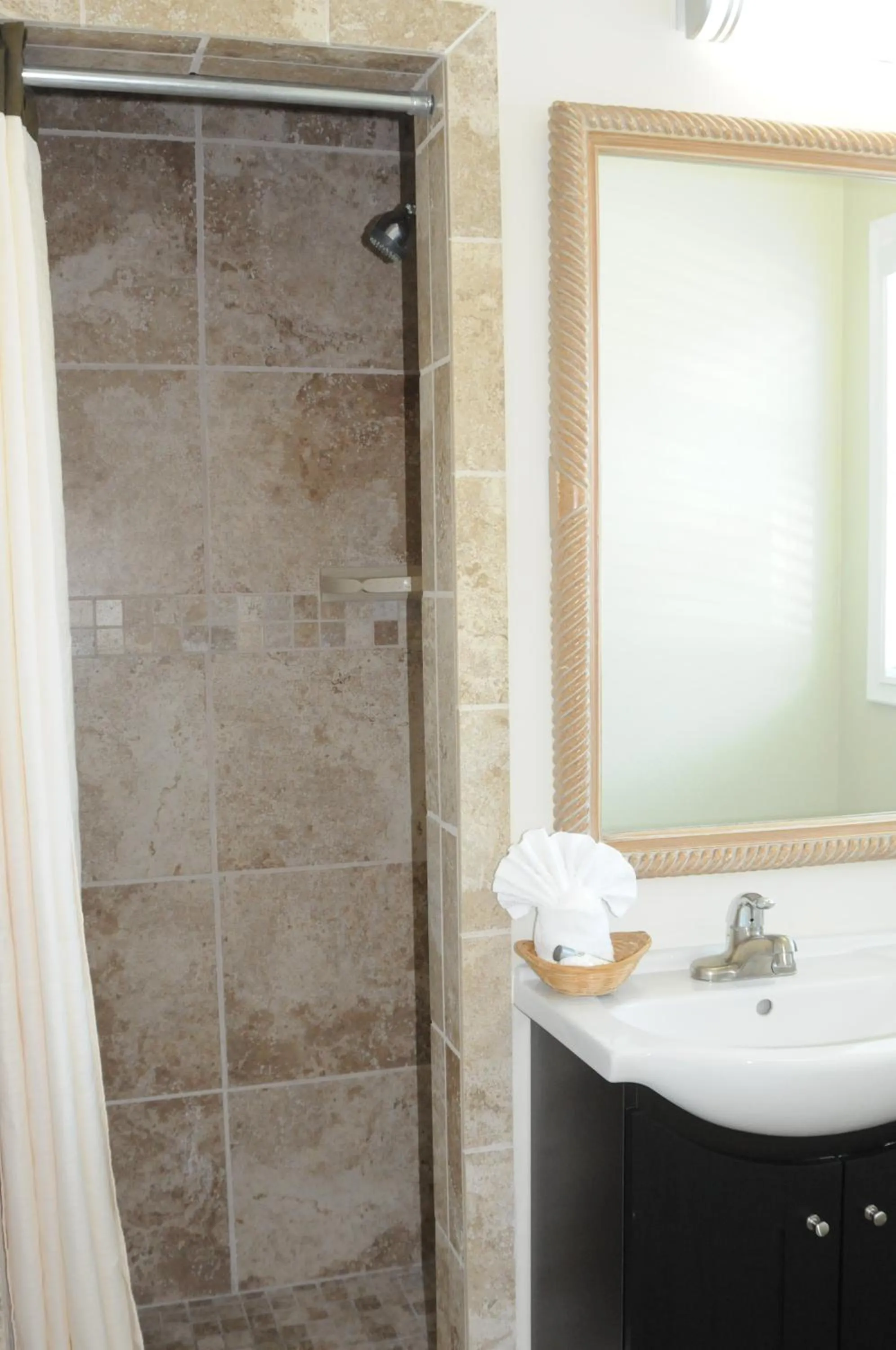 Bathroom in Oasis Inn and Suites