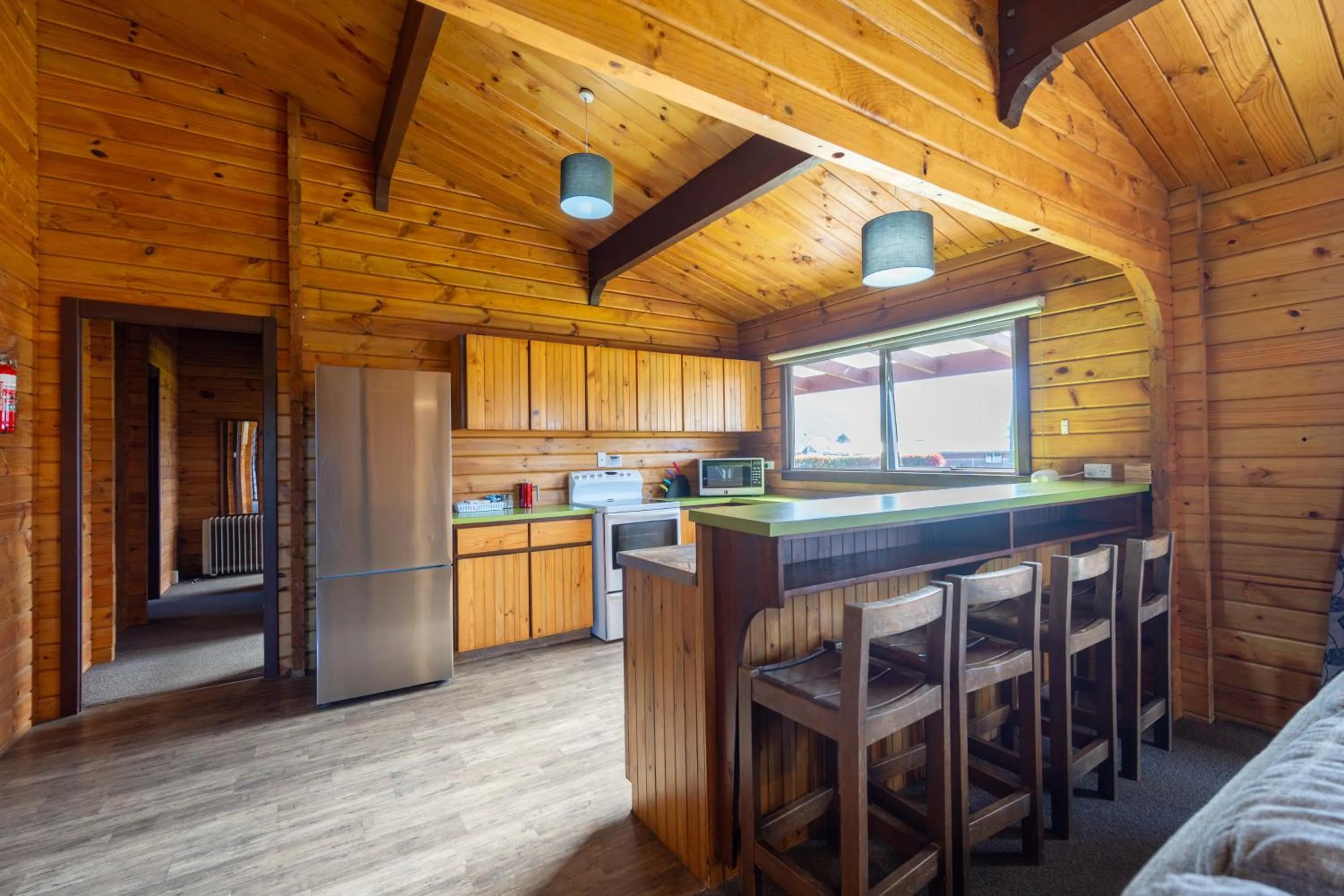 Kitchen or kitchenette in Te Anau Top 10 Holiday Park and Motels