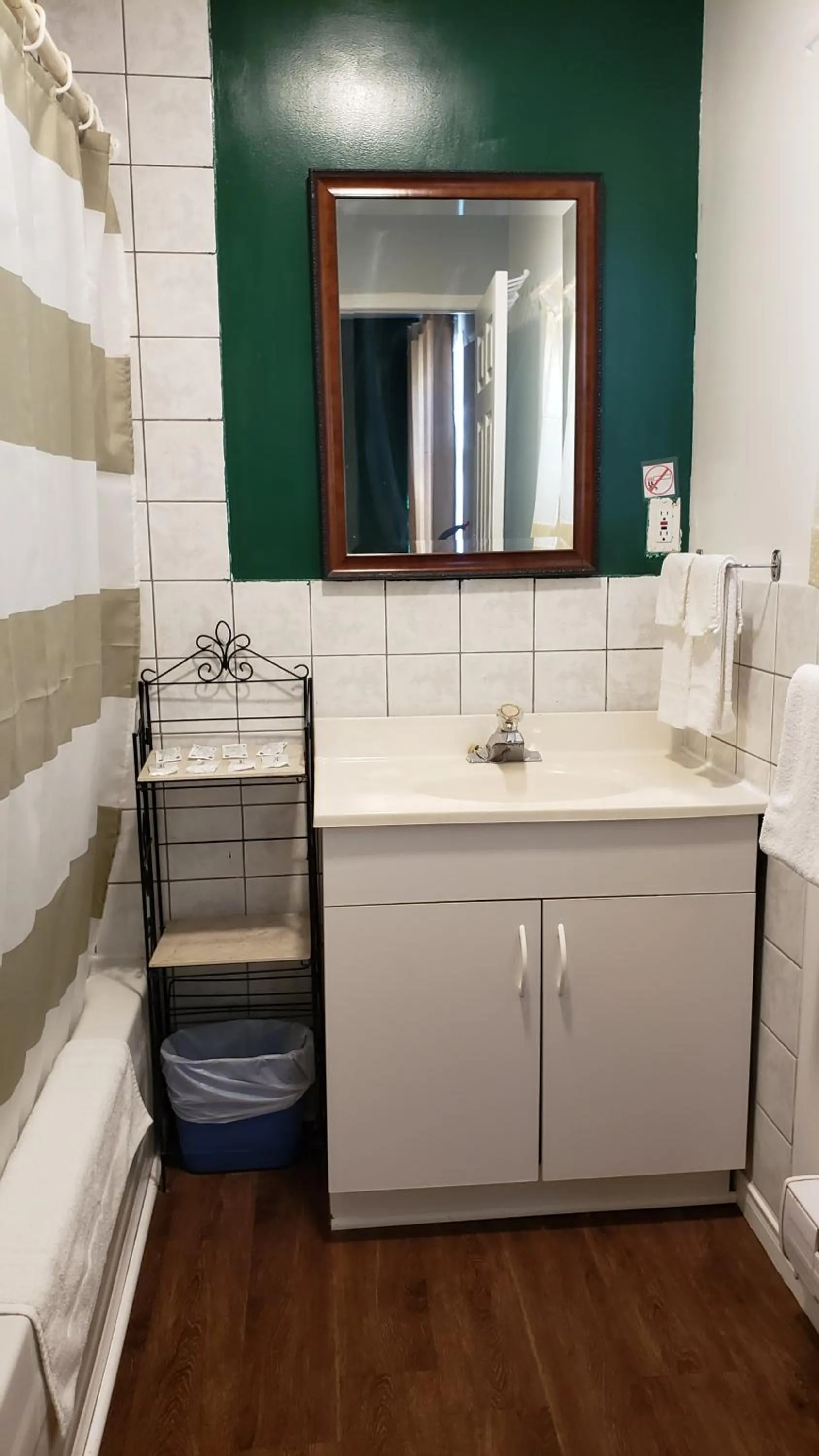 Bathroom in Oakwood Motel