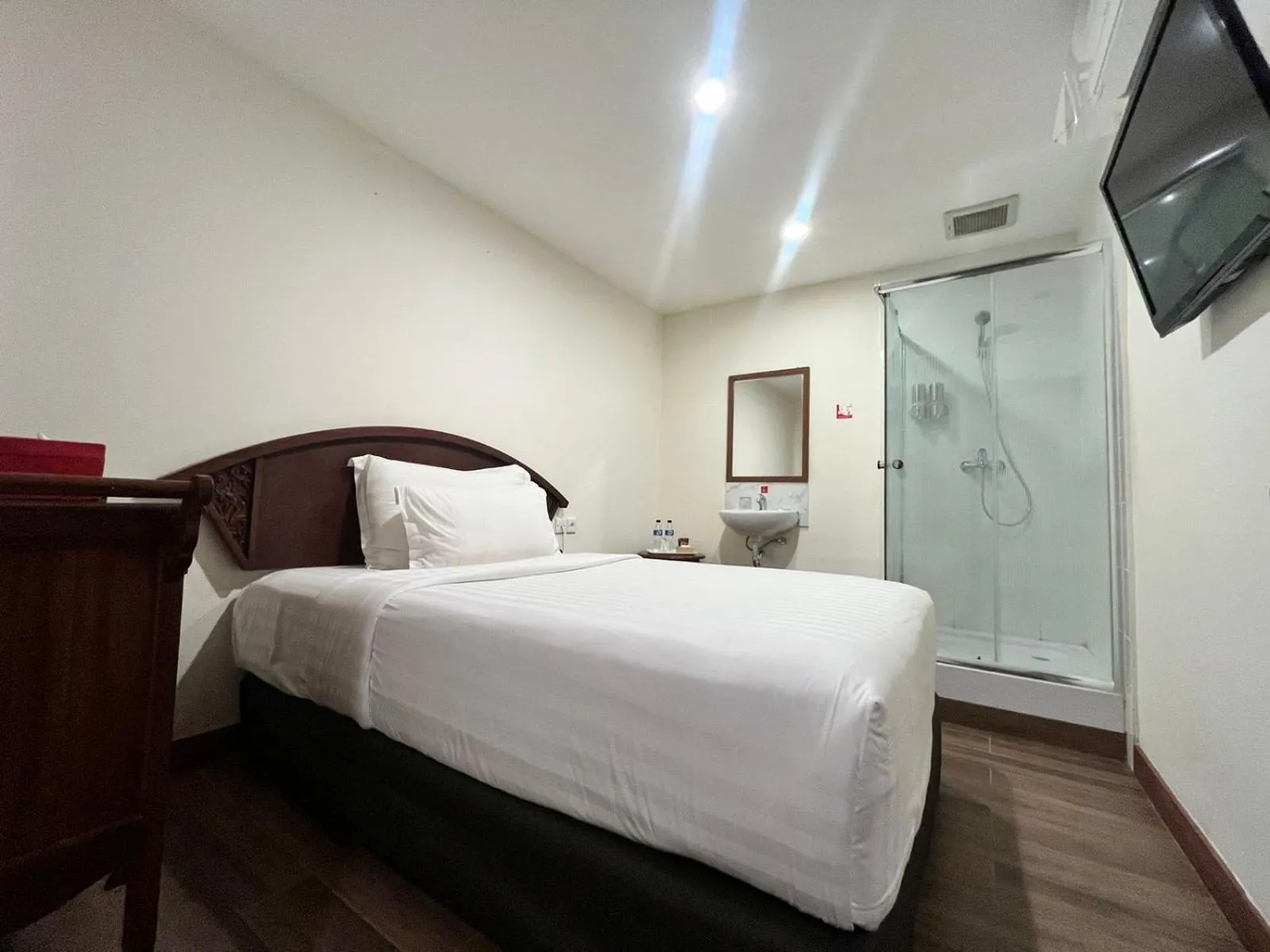 Shower, Bed in d'primahotel Balikpapan