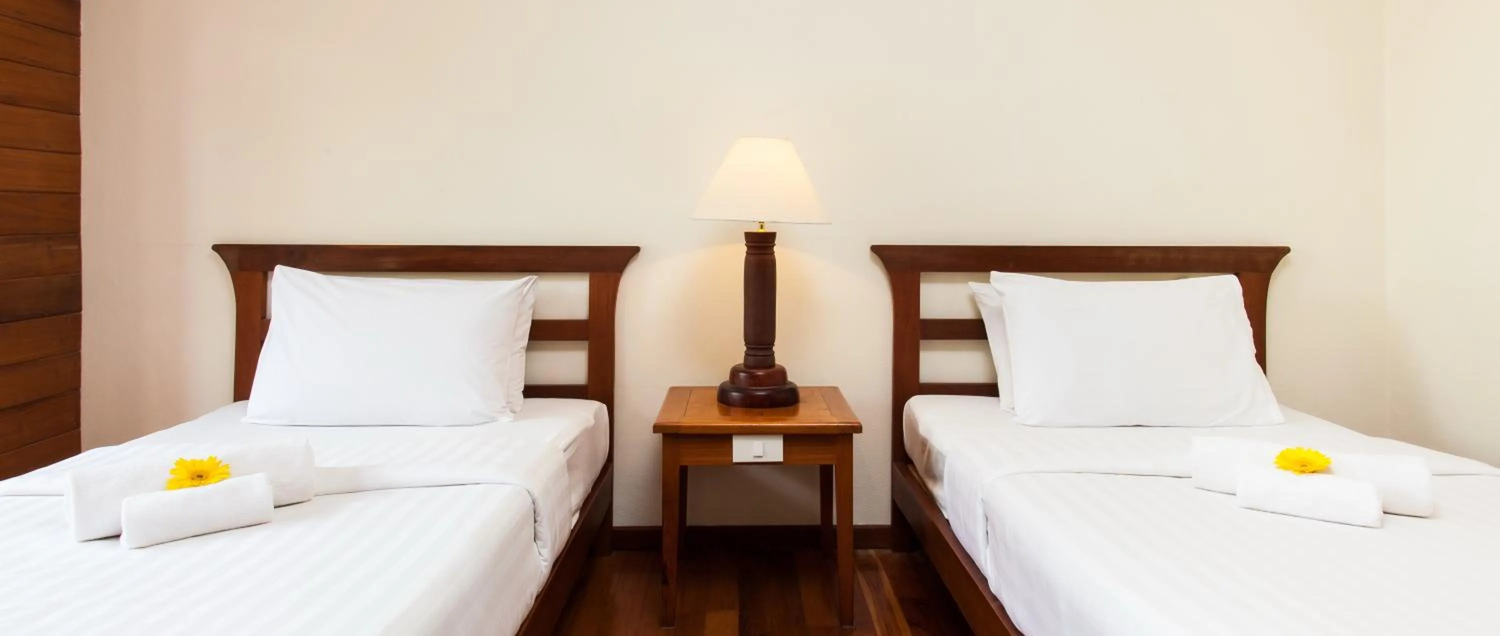 towels, Bed in Riverhouse Resort