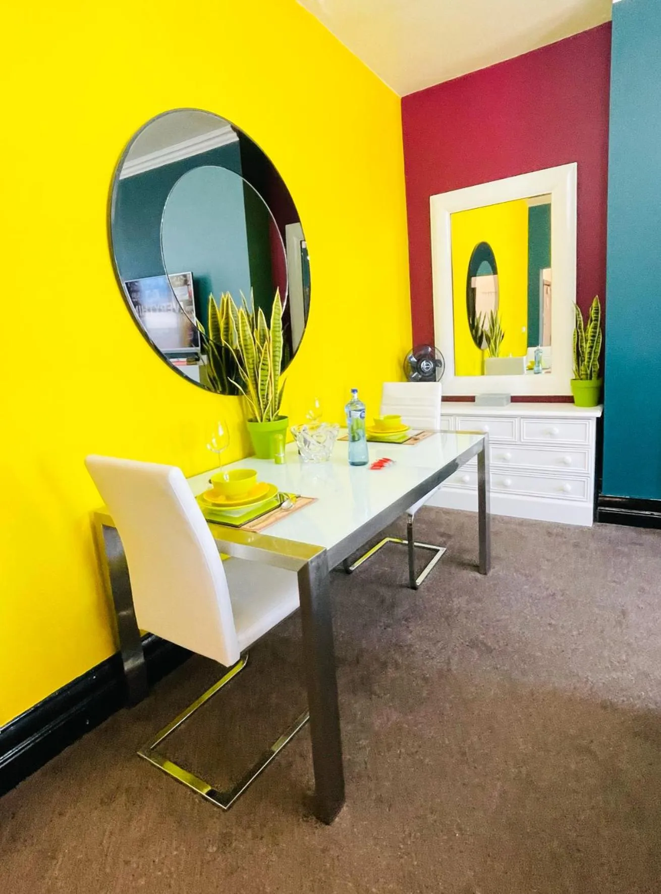 Dining area in PHOENIX Apartments