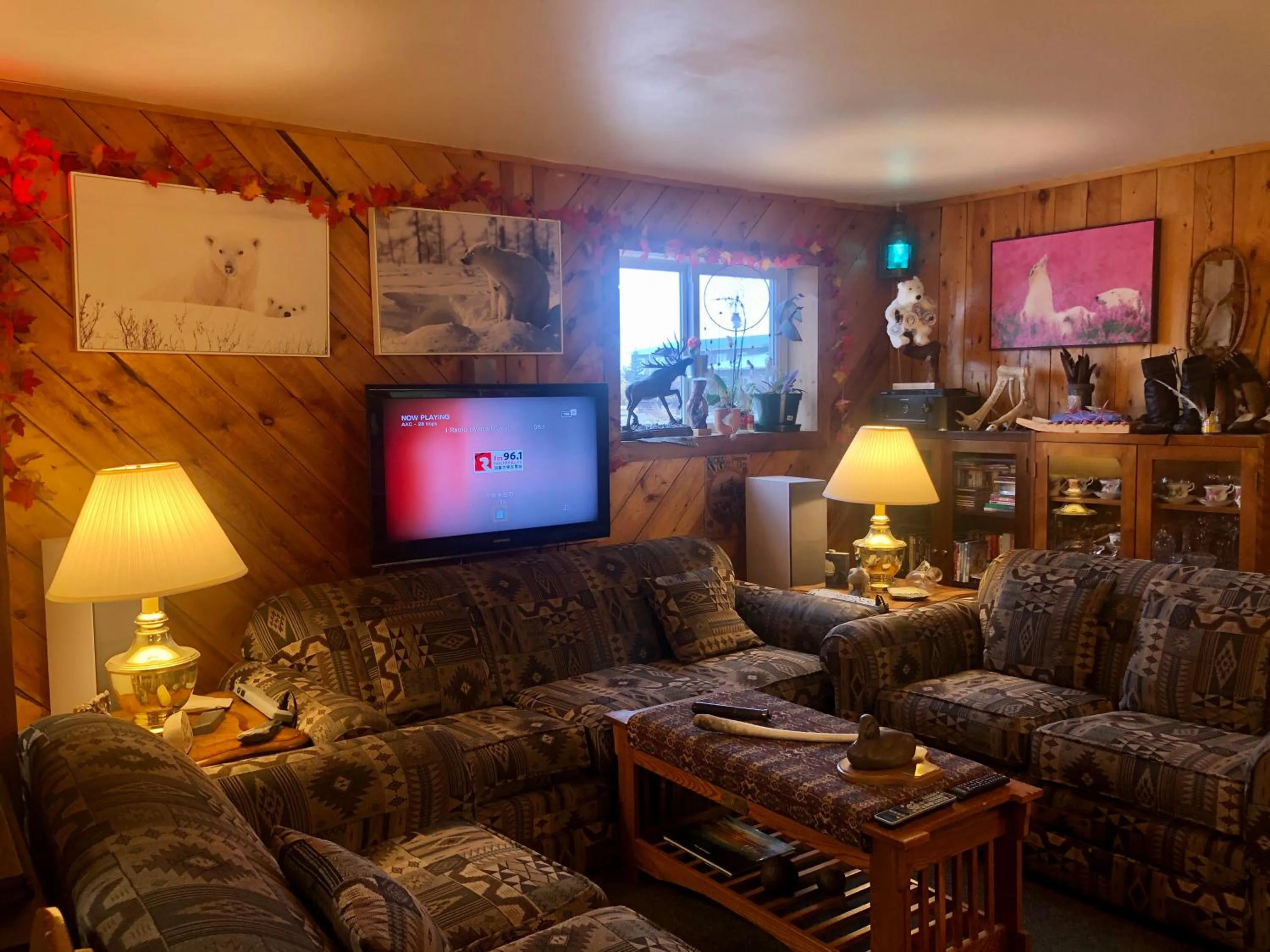 Communal lounge/ TV room in IceBerg Inn