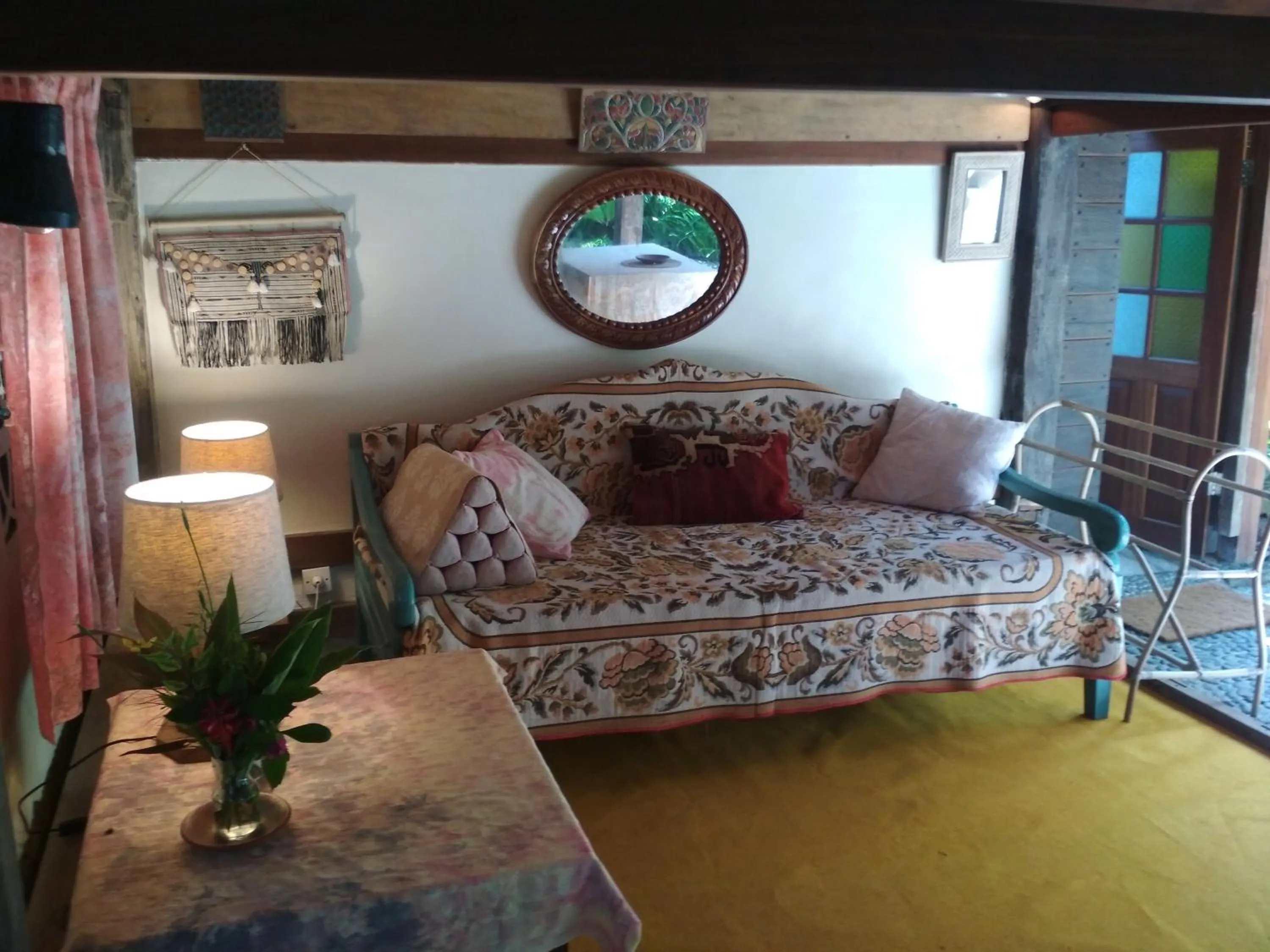 Living room, Bed in Pondok Pisang Candidasa