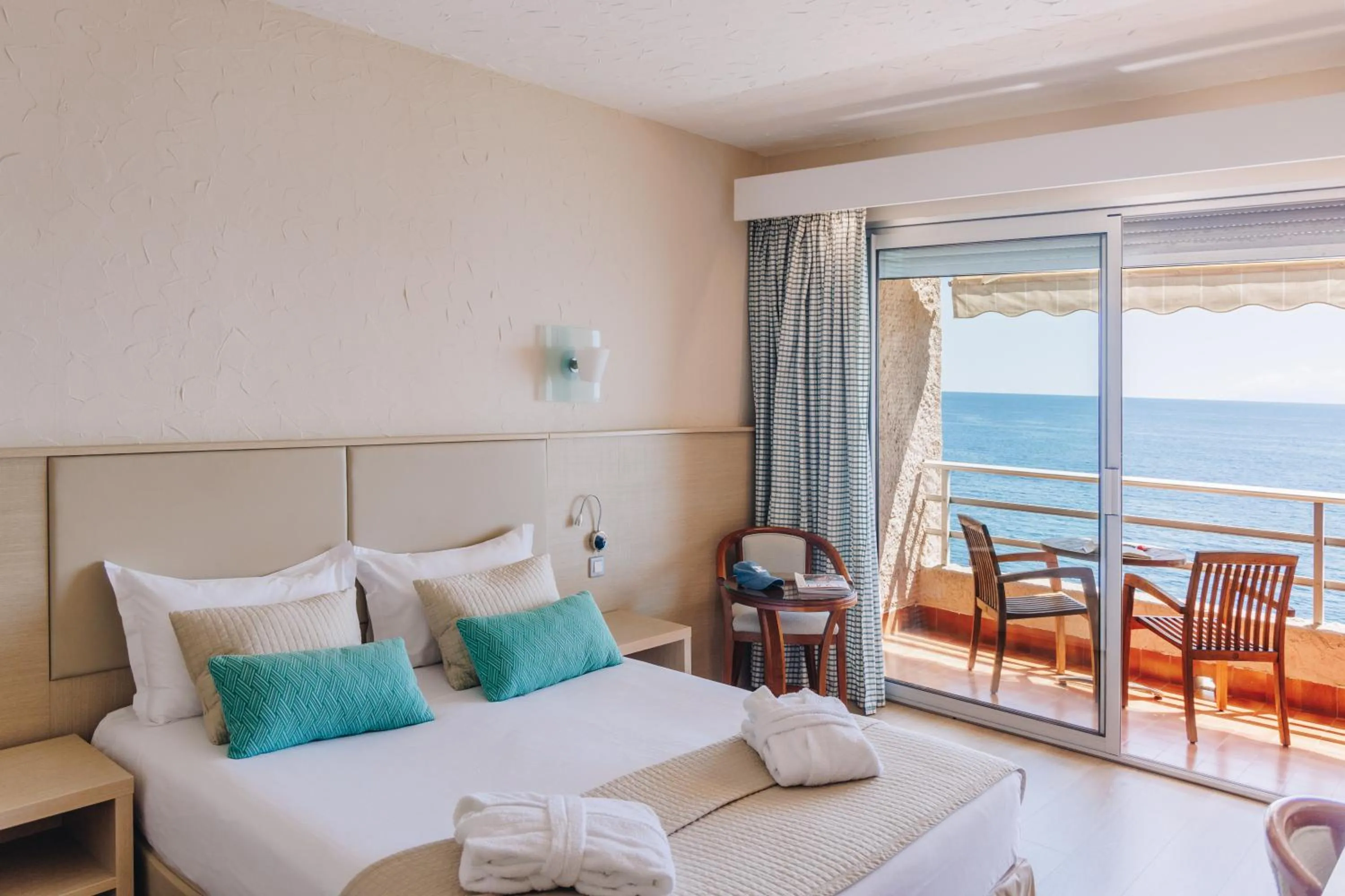 Photo of the whole room, Bed in Alivi