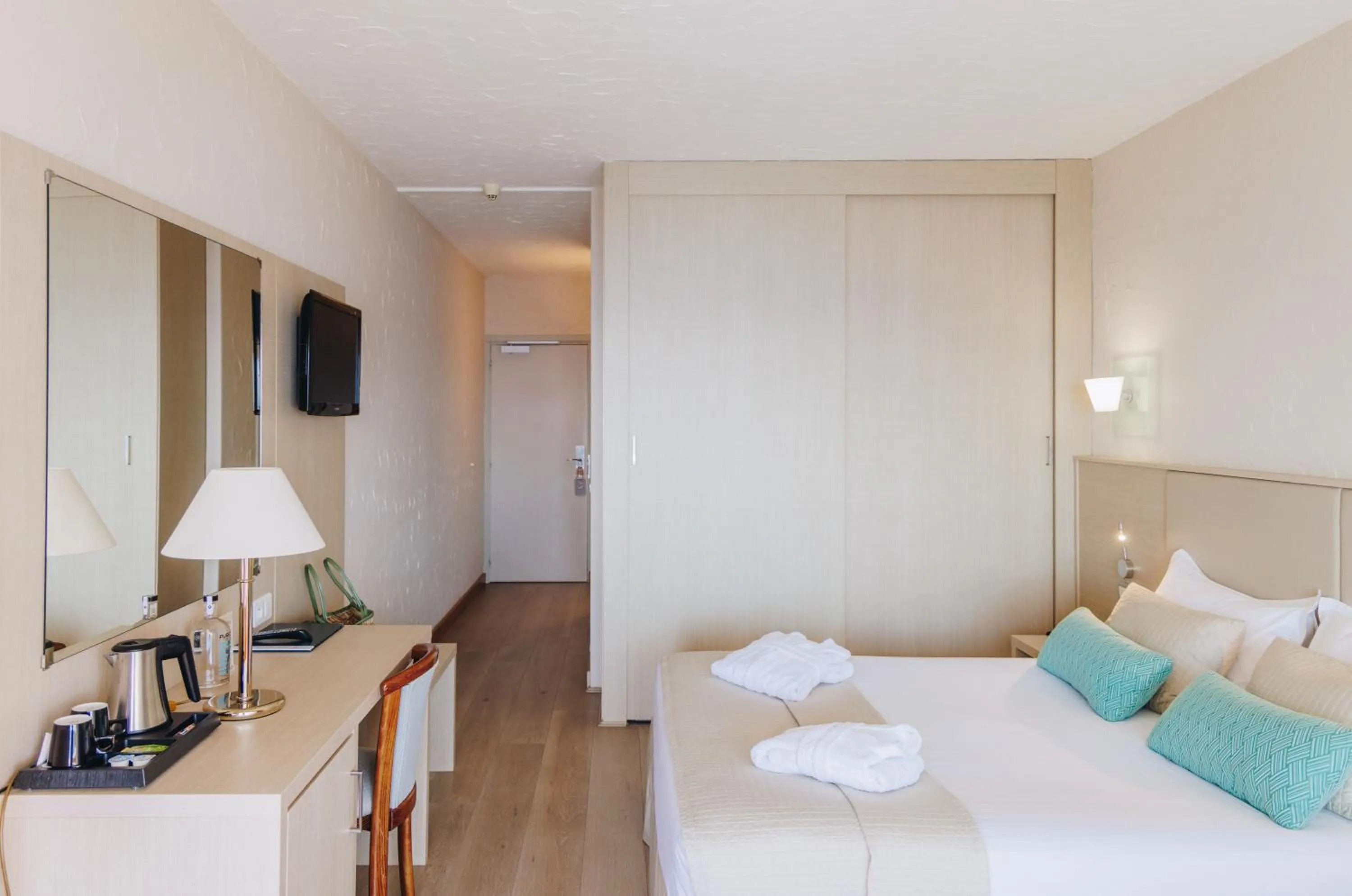 Photo of the whole room, Bed in Alivi