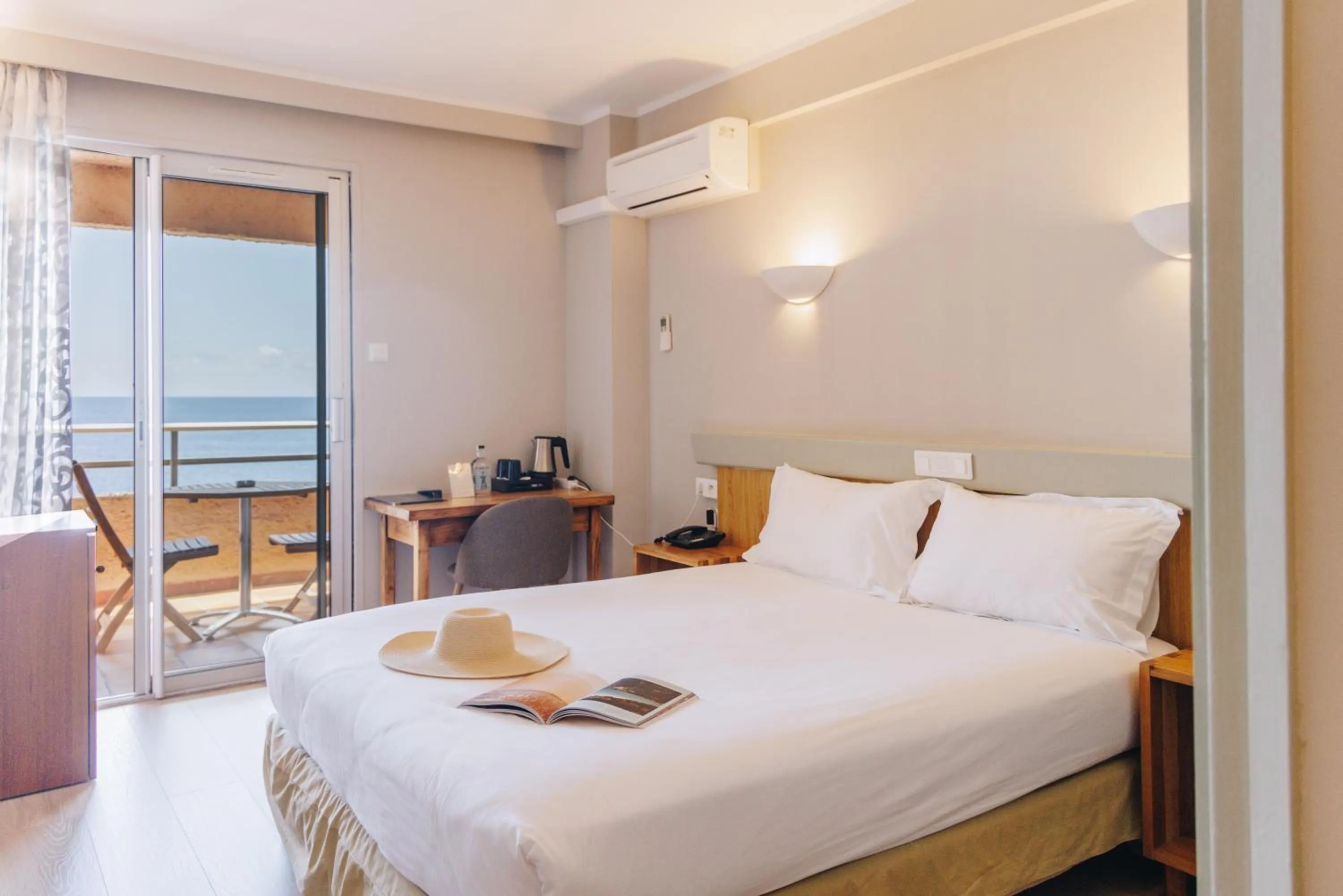 Photo of the whole room, Bed in Alivi