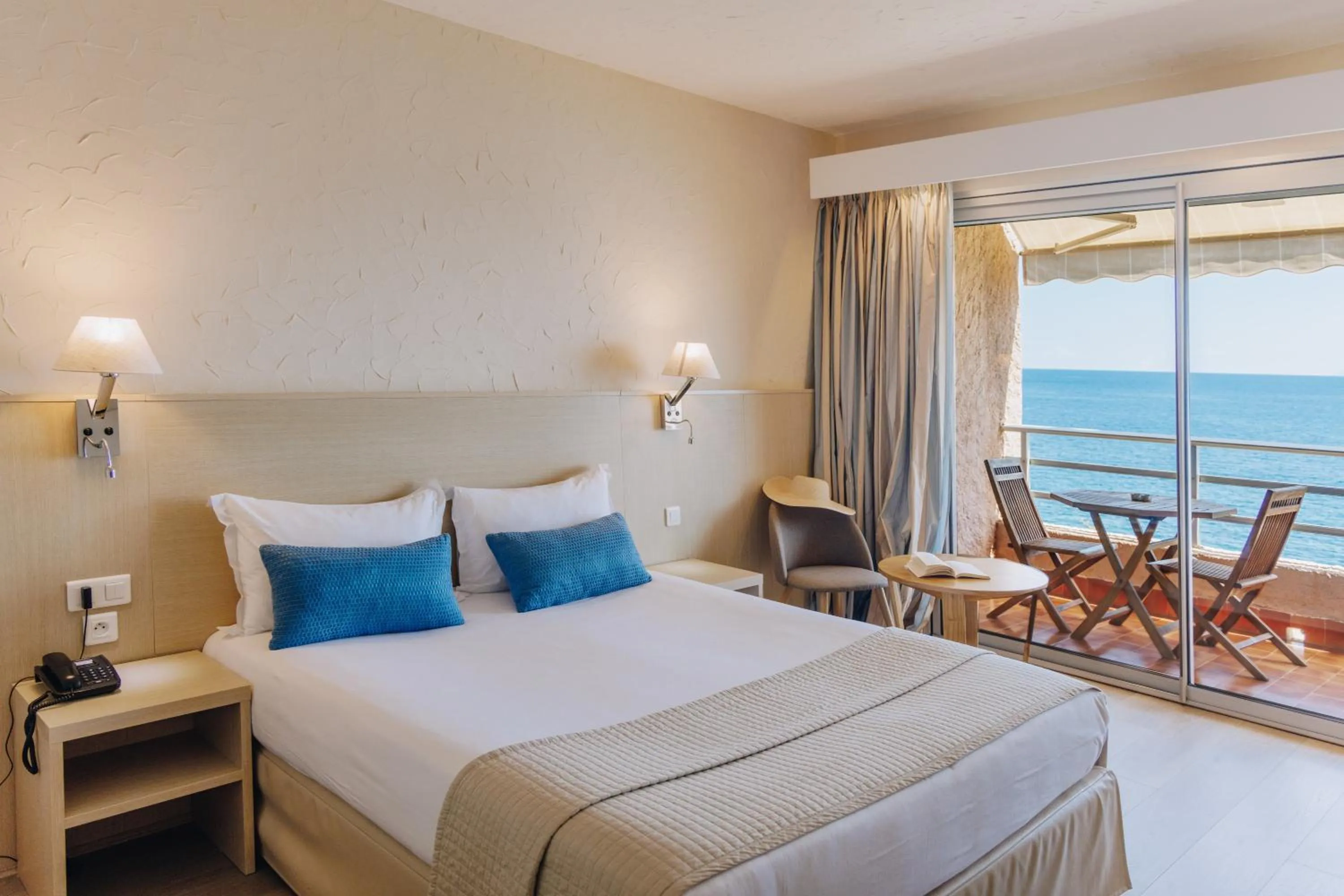 Photo of the whole room, Bed in Alivi