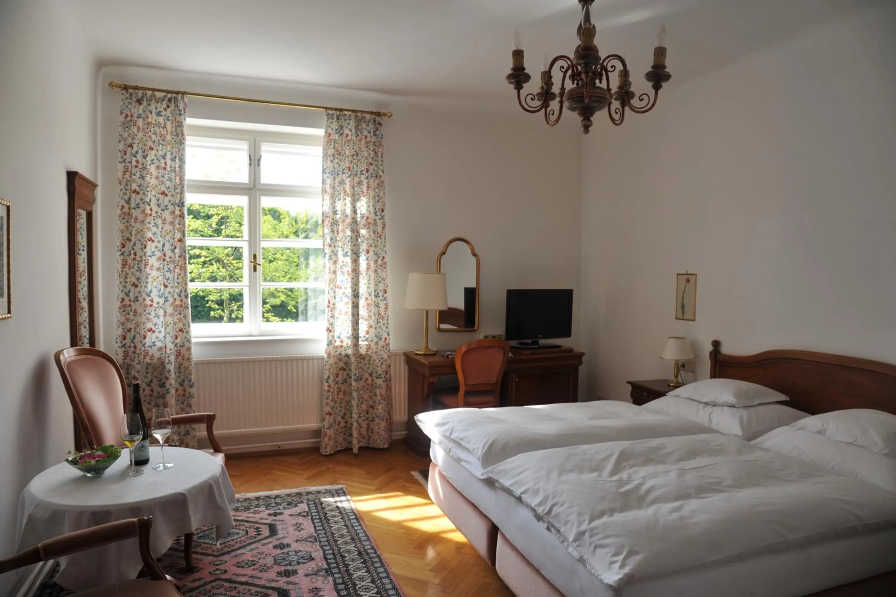 Photo of the whole room, Bed in Hotel Richard Löwenherz