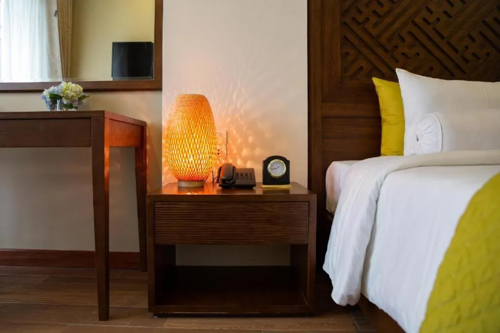 Living room, Bed in Hanoi Lakeside Premium Hotel & Travel