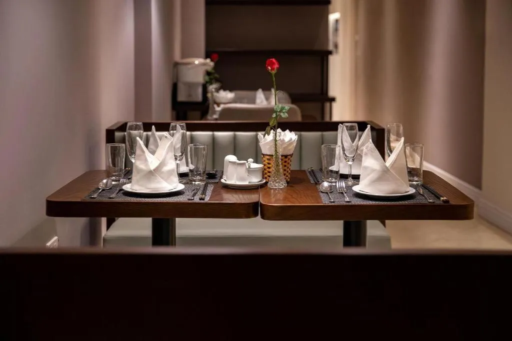 Restaurant/places to eat in Hanoi Lakeside Premium Hotel & Travel