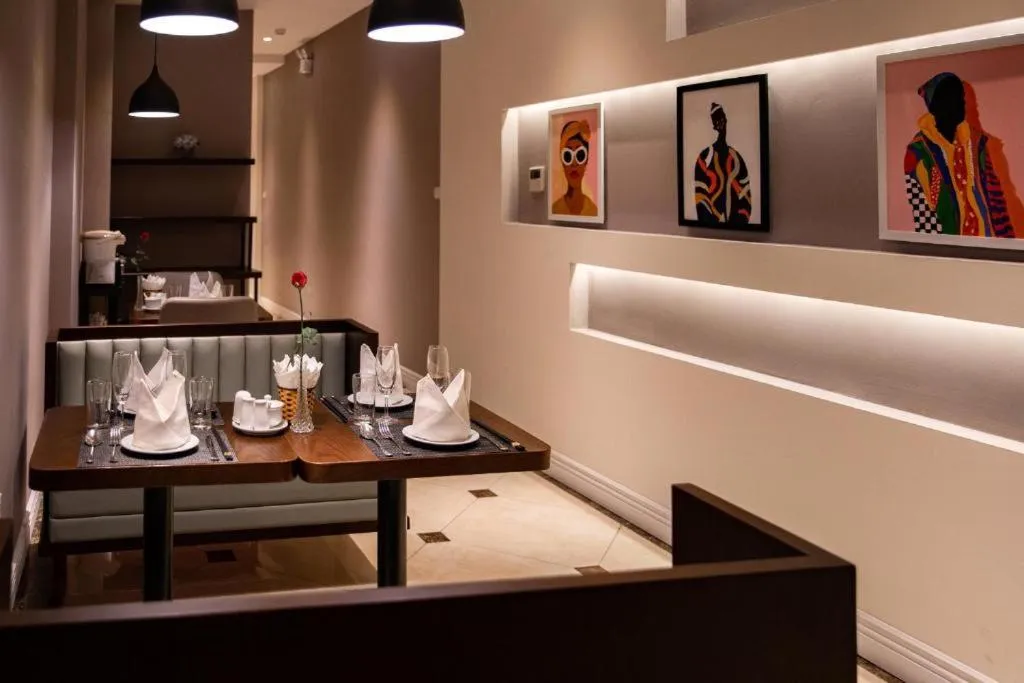 Restaurant/places to eat in Hanoi Lakeside Premium Hotel & Travel