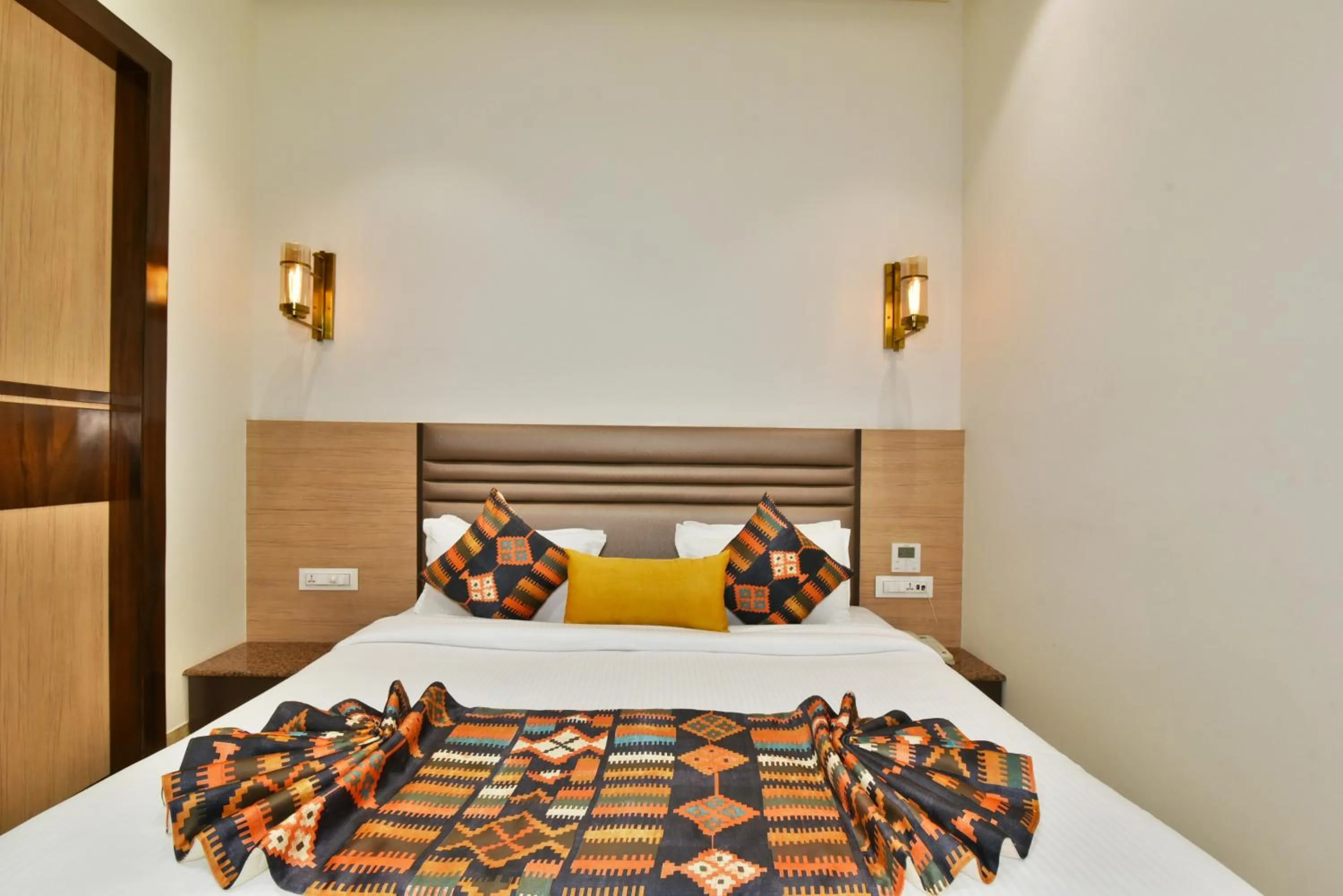 Bedroom, Bed in Hotel Infa - 400m From Golden Temple