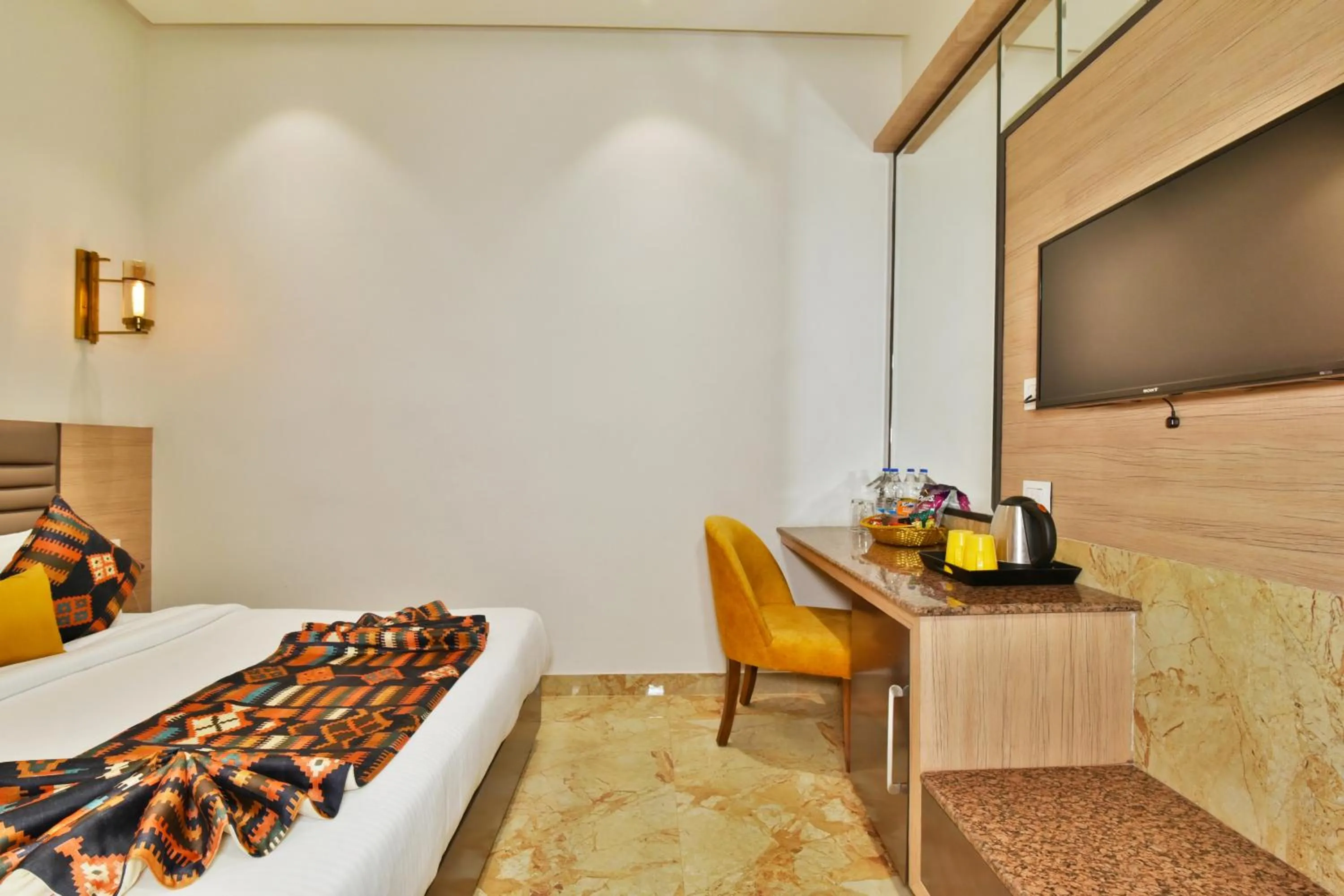 Bedroom, Bed in Hotel Infa - 400m From Golden Temple