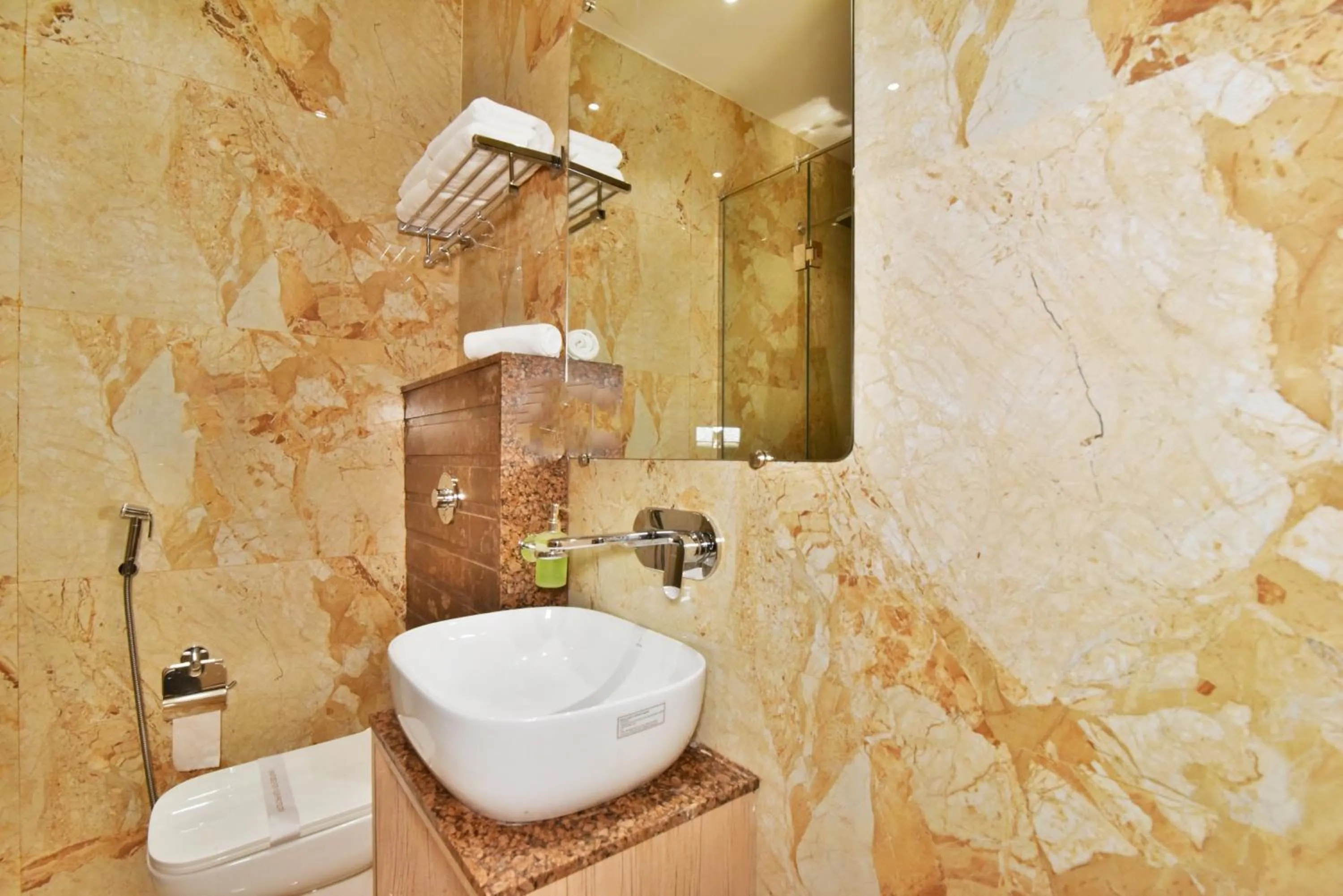 Bathroom in Hotel Infa - 400m From Golden Temple