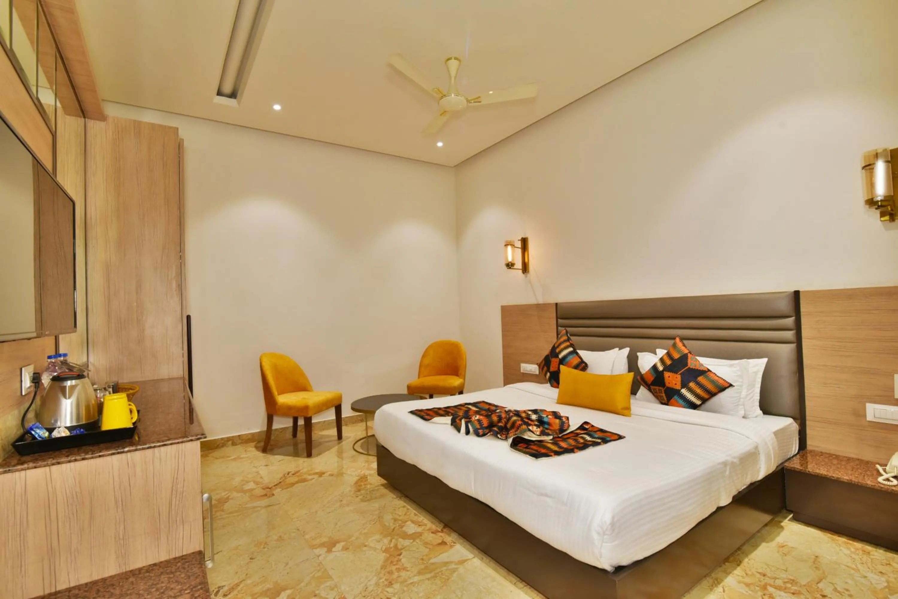 Bedroom, Bed in Hotel Infa - 400m From Golden Temple