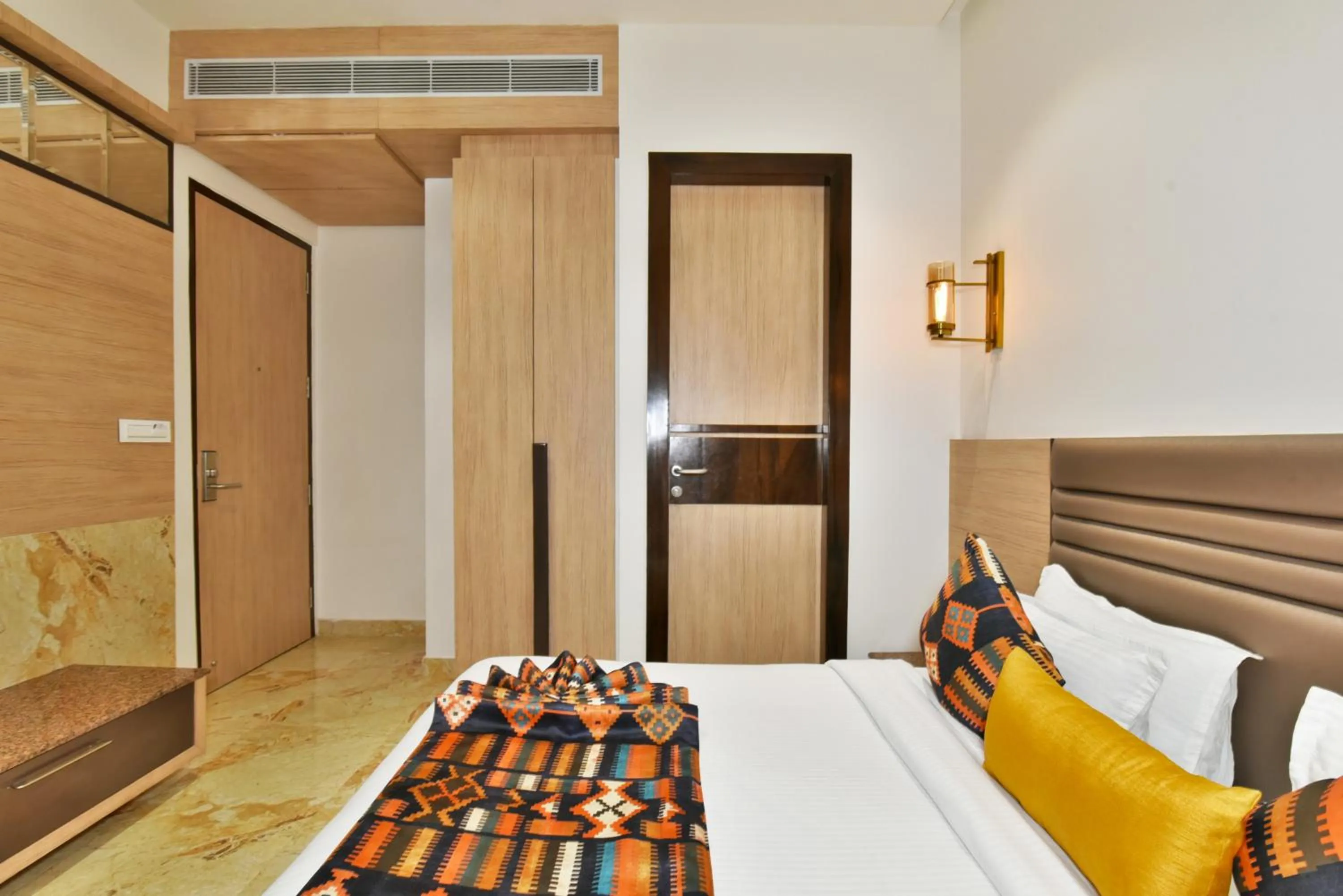 Bedroom, Bed in Hotel Infa - 400m From Golden Temple