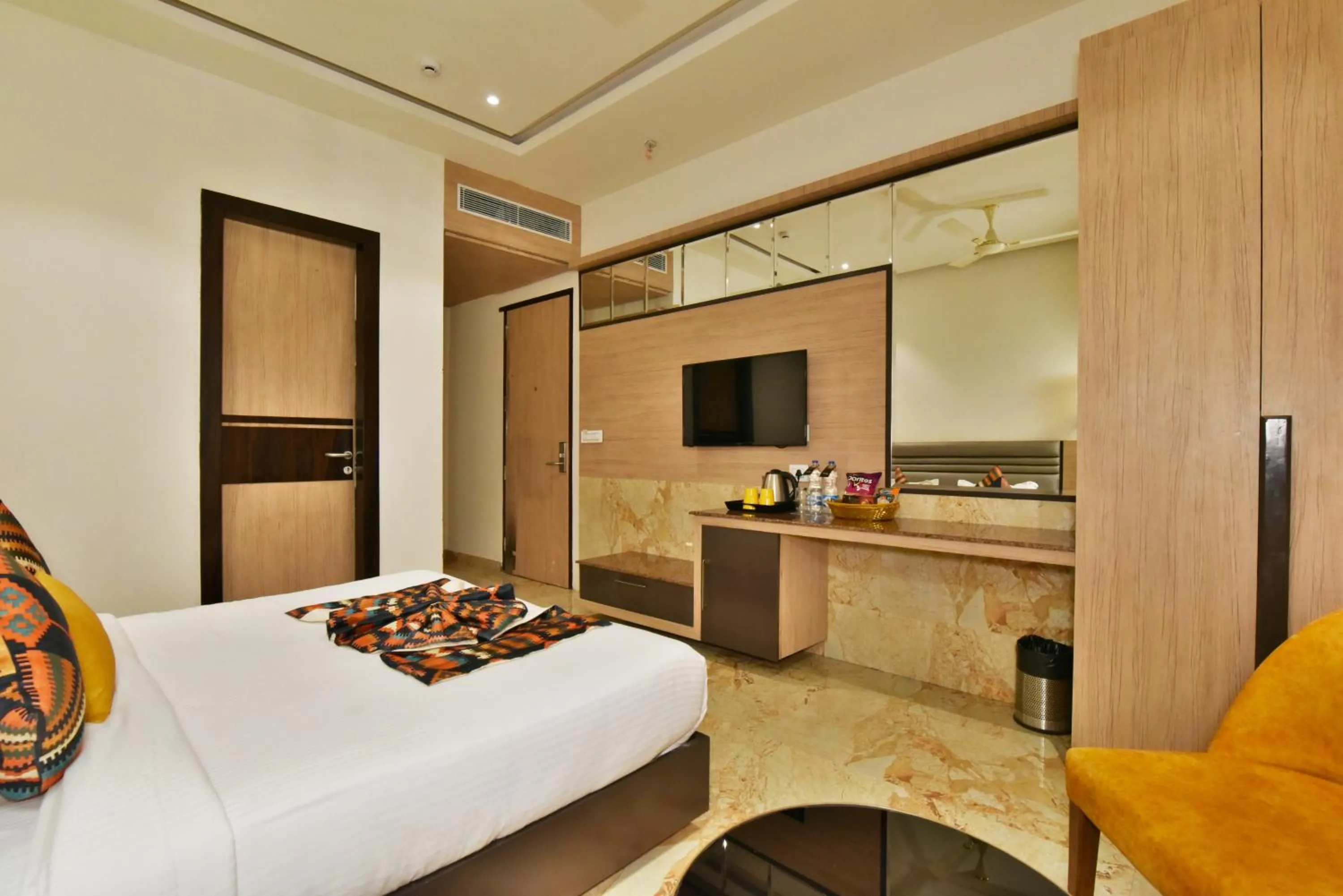 Bedroom, Bed in Hotel Infa - 400m From Golden Temple