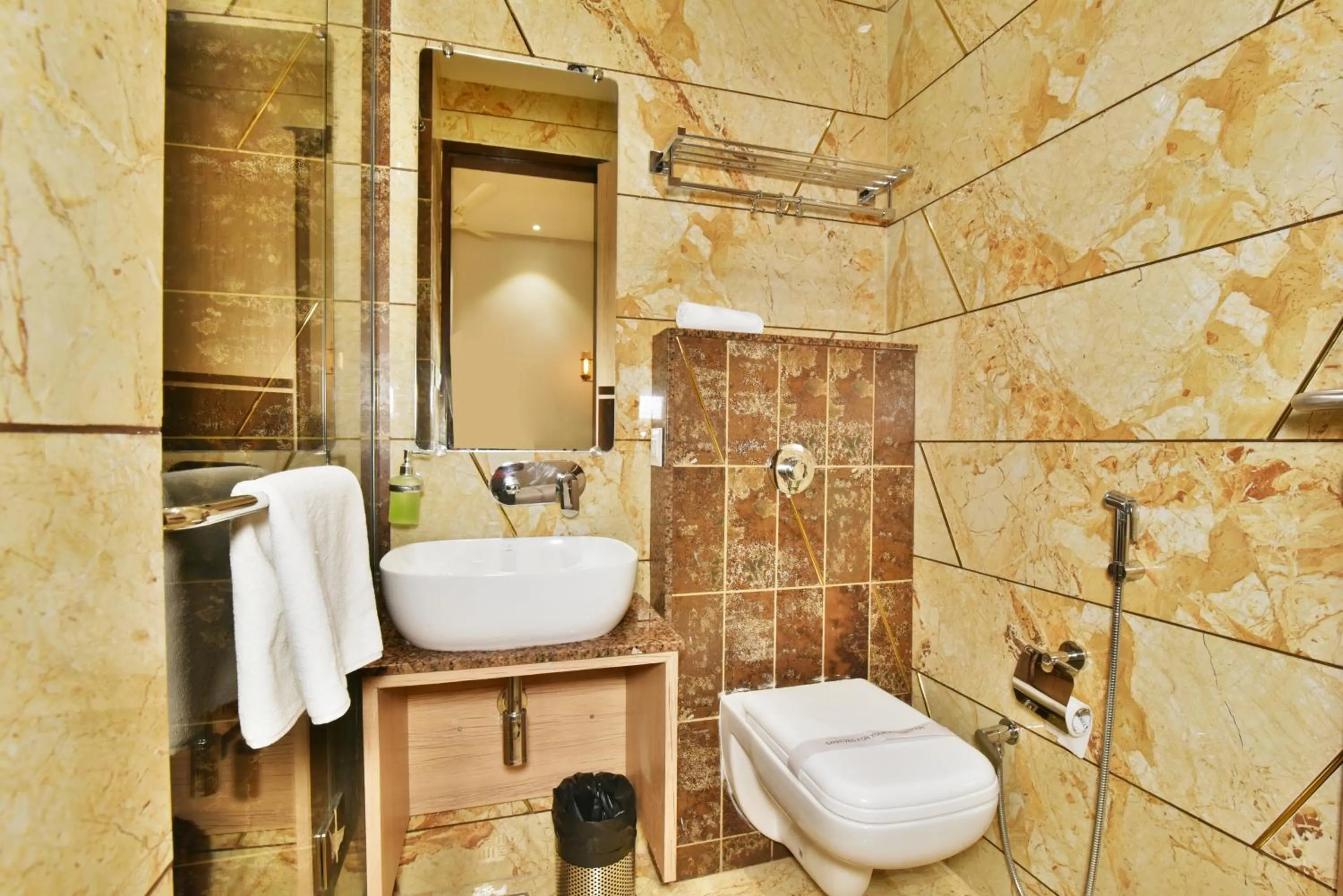 Bathroom in Hotel Infa - 400m From Golden Temple